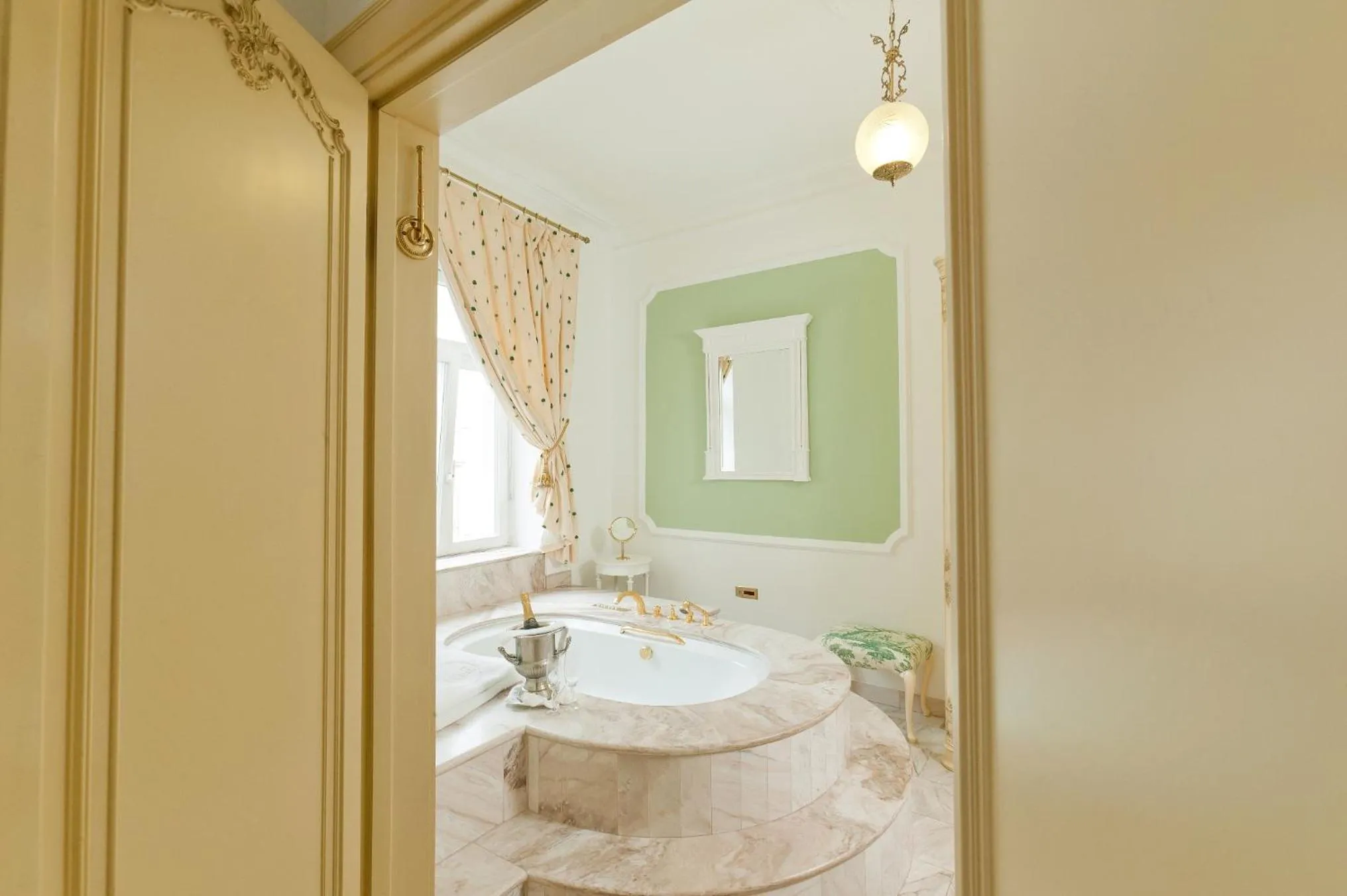 Hot Tub in Hotel Der Kleine Prinz