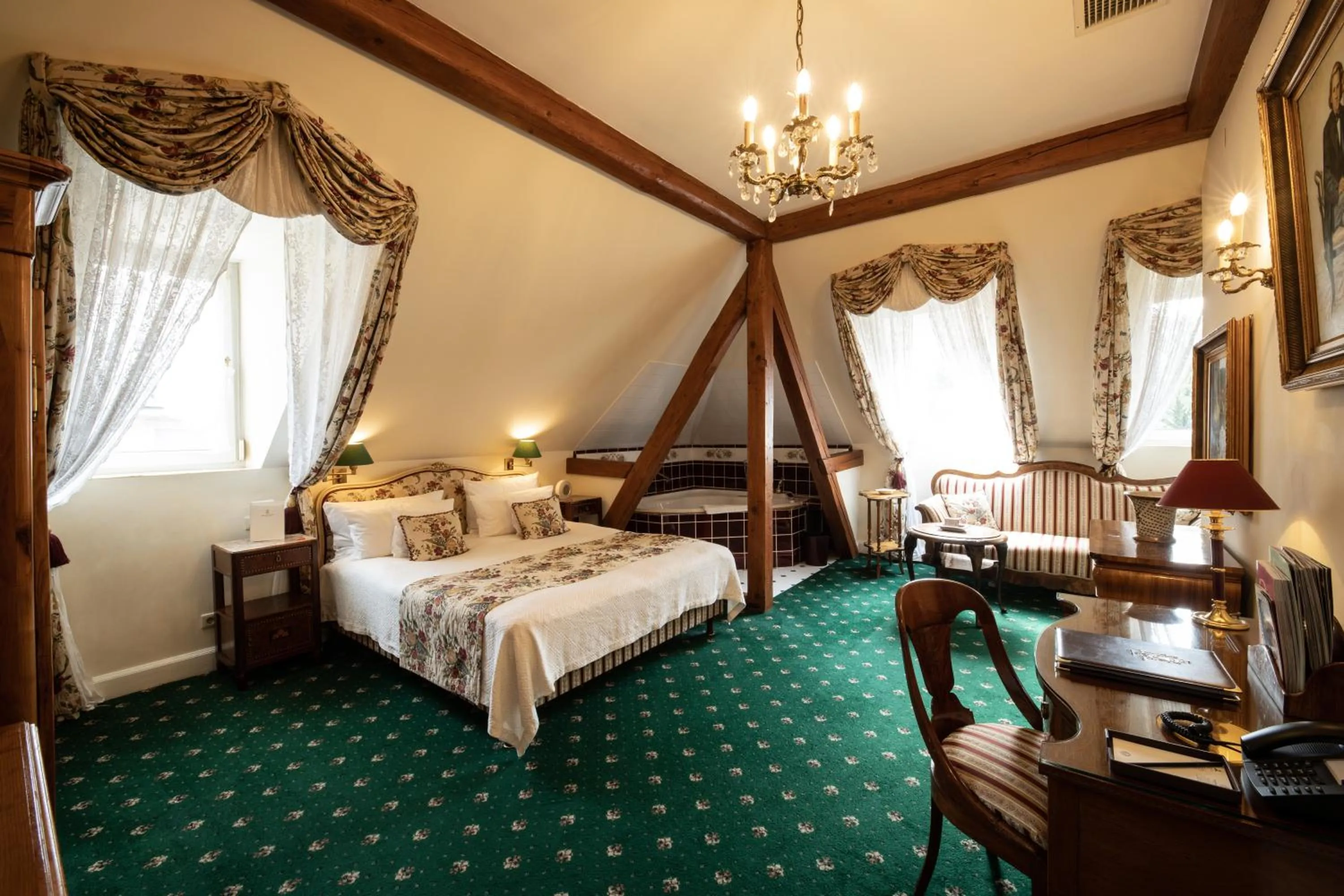 Hot Tub, Bed in Hotel Belle Epoque