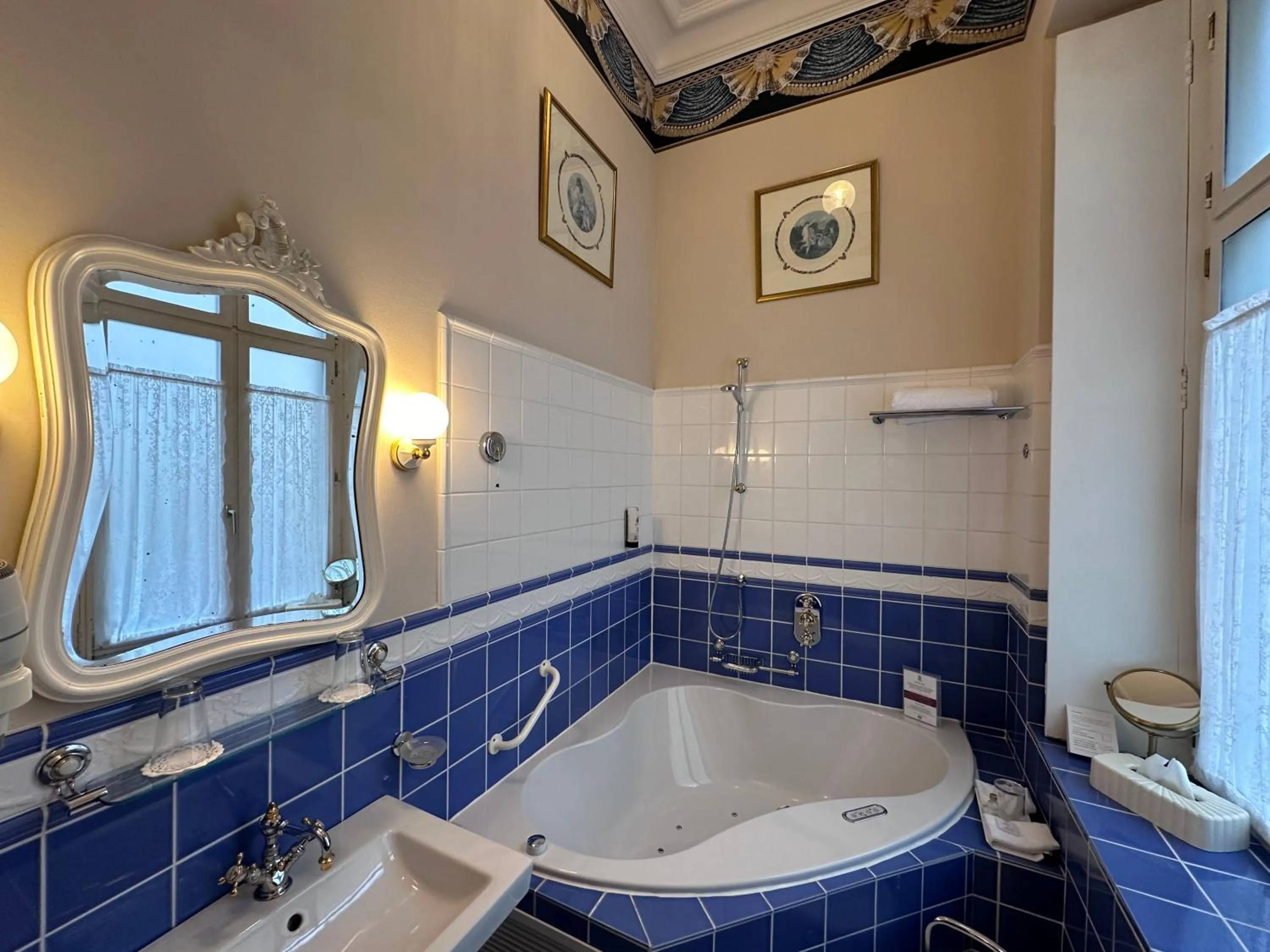 Hot Tub in Hotel Belle Epoque