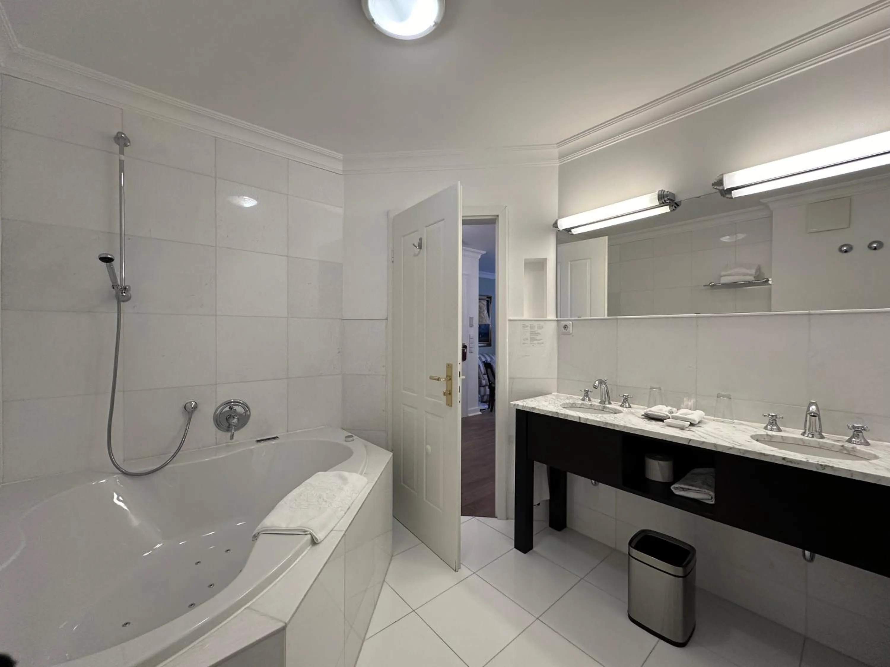 Shower in Hotel Belle Epoque