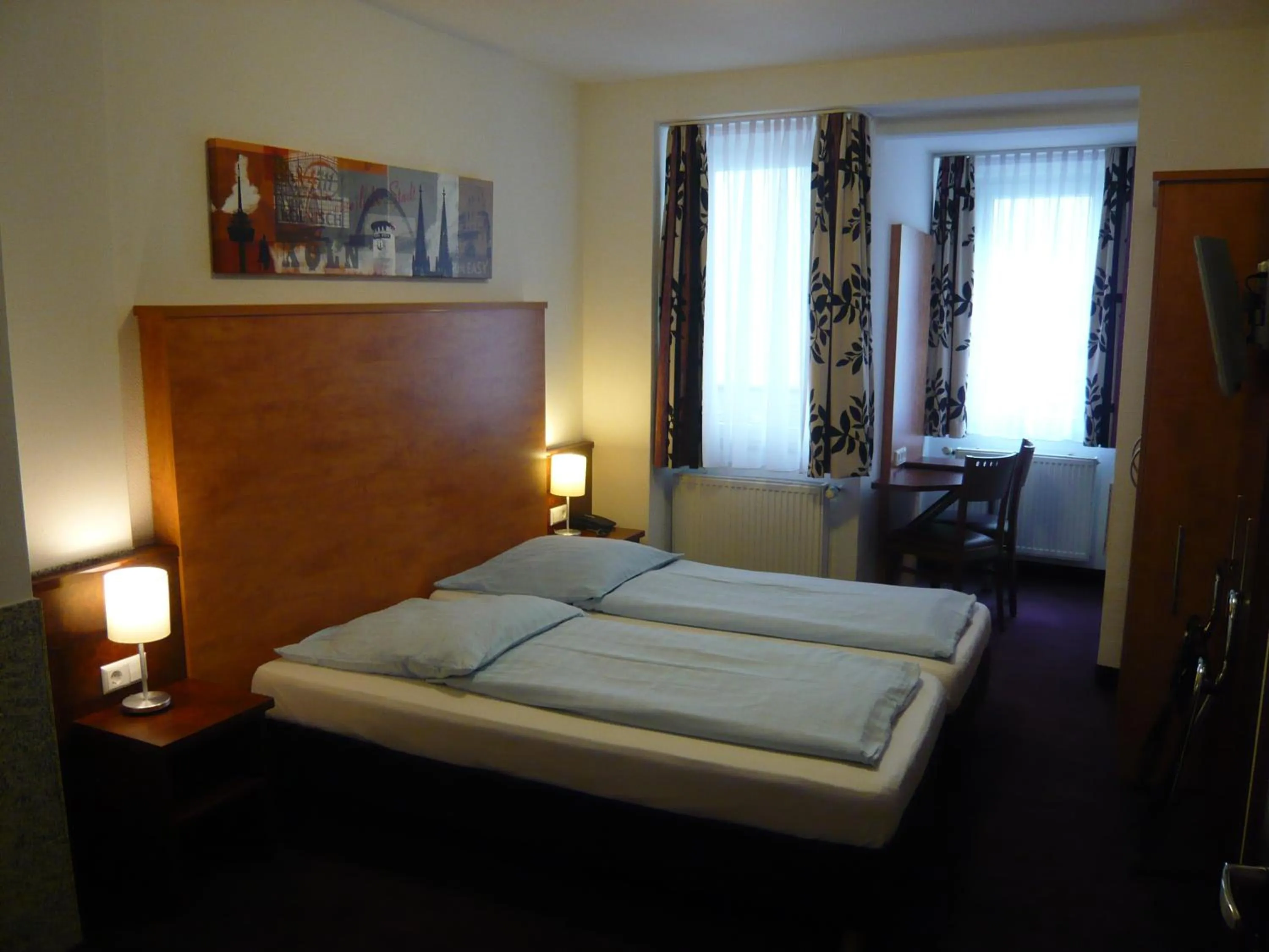 Photo of the whole room, Bed in Breslauer Hof Am Dom