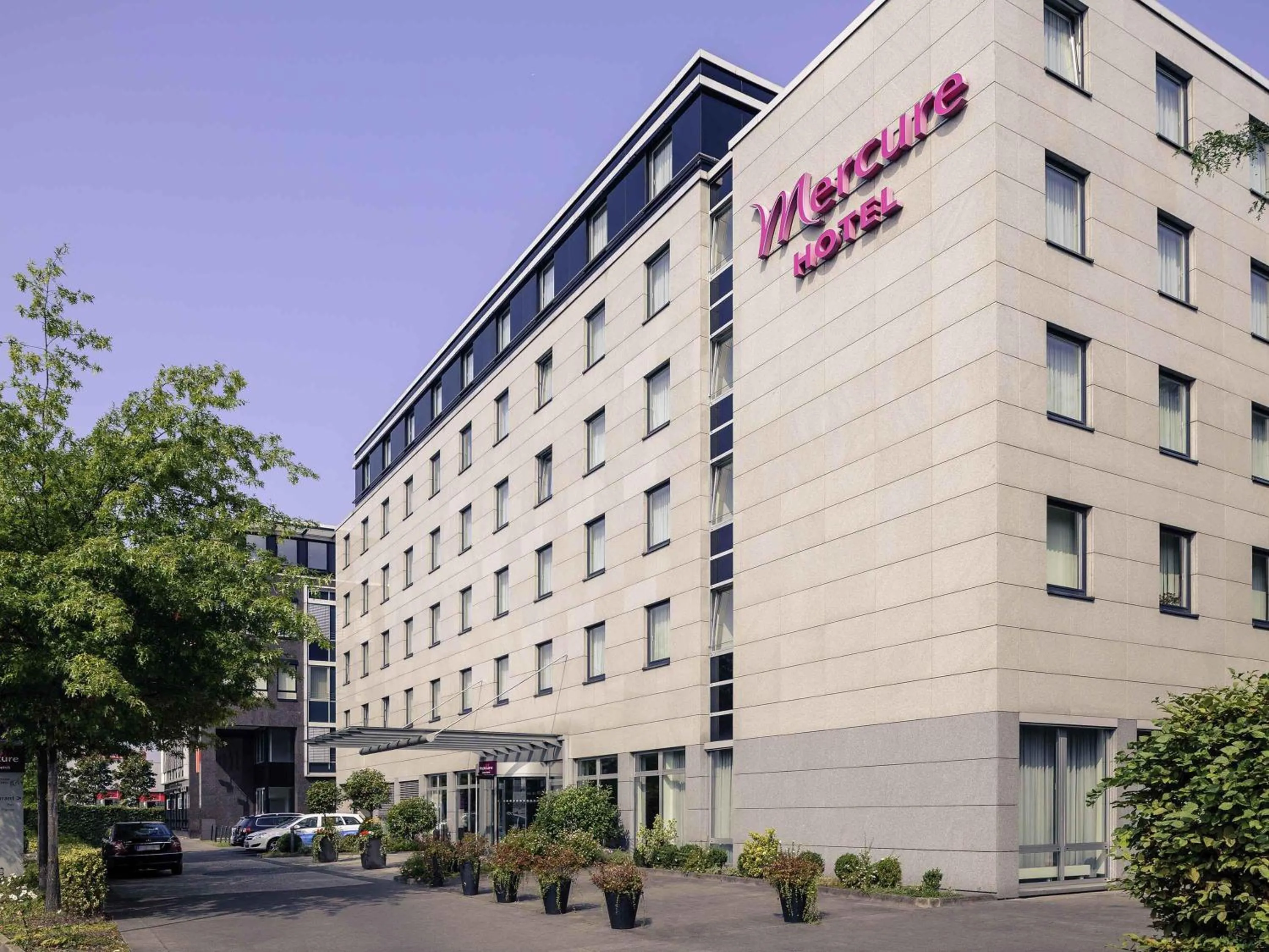 Property building in Mercure Hotel Düsseldorf City Nord