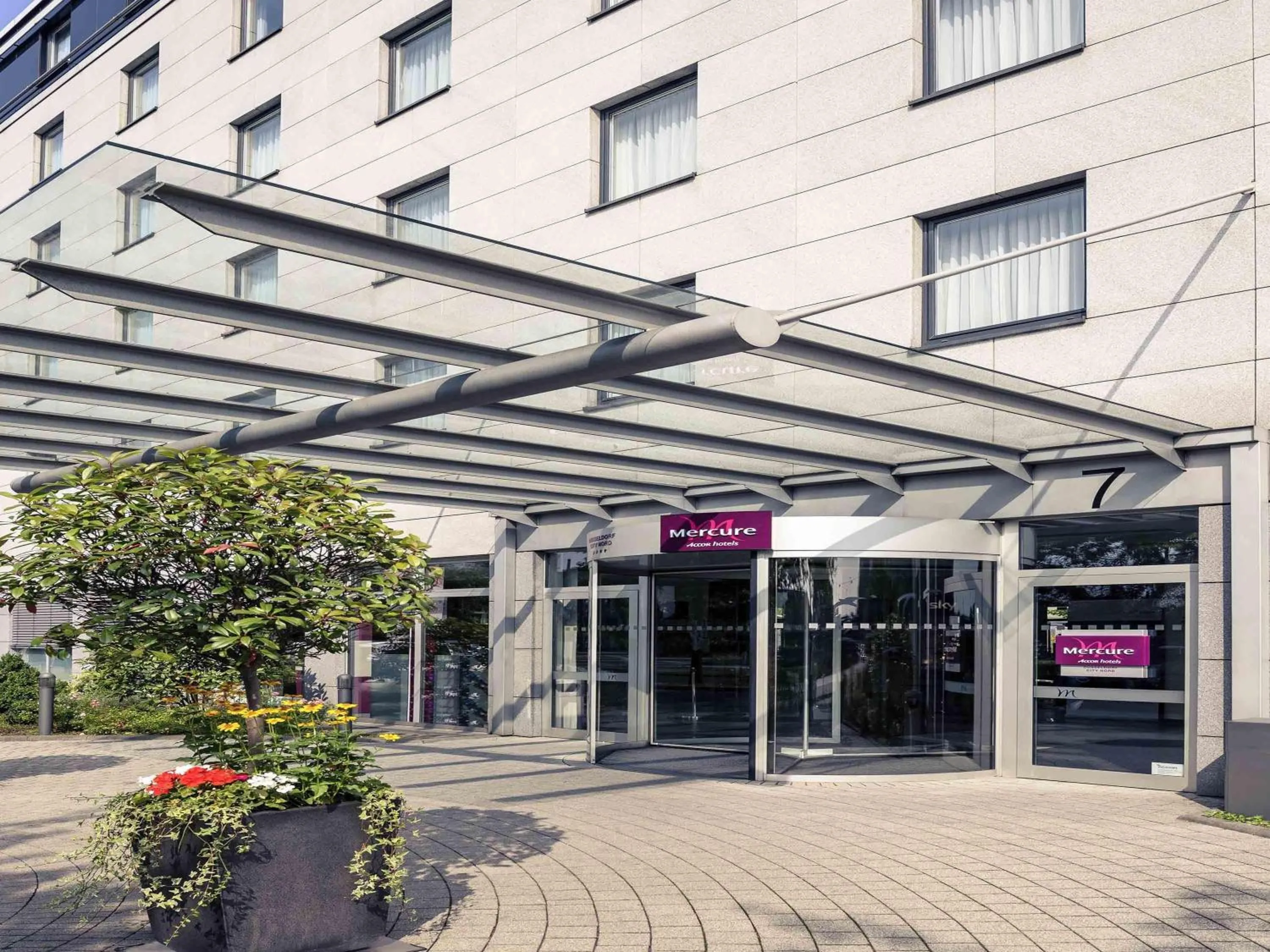 Property building in Mercure Hotel Düsseldorf City Nord