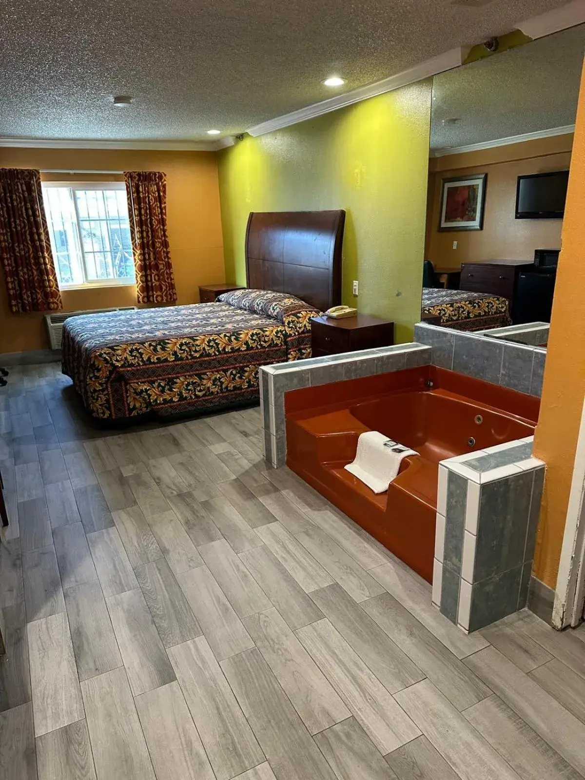 King Bed Non-Smoking with Jetted Tub in Heritage inn and suites King Bed Non-Smoking with Jetted Tub in Heritage inn and suites