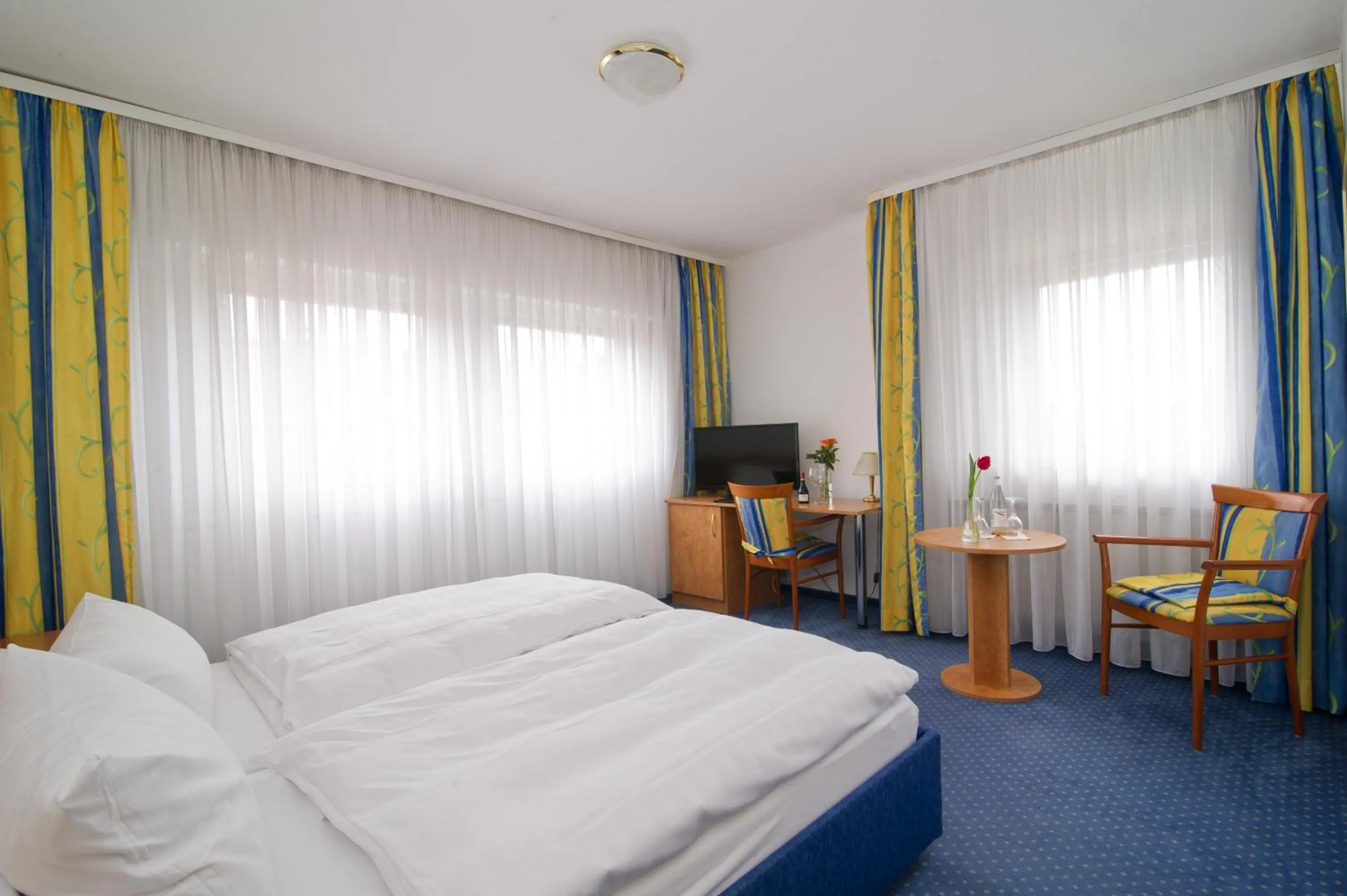 Photo of the whole room, Bed in Rosenhotel