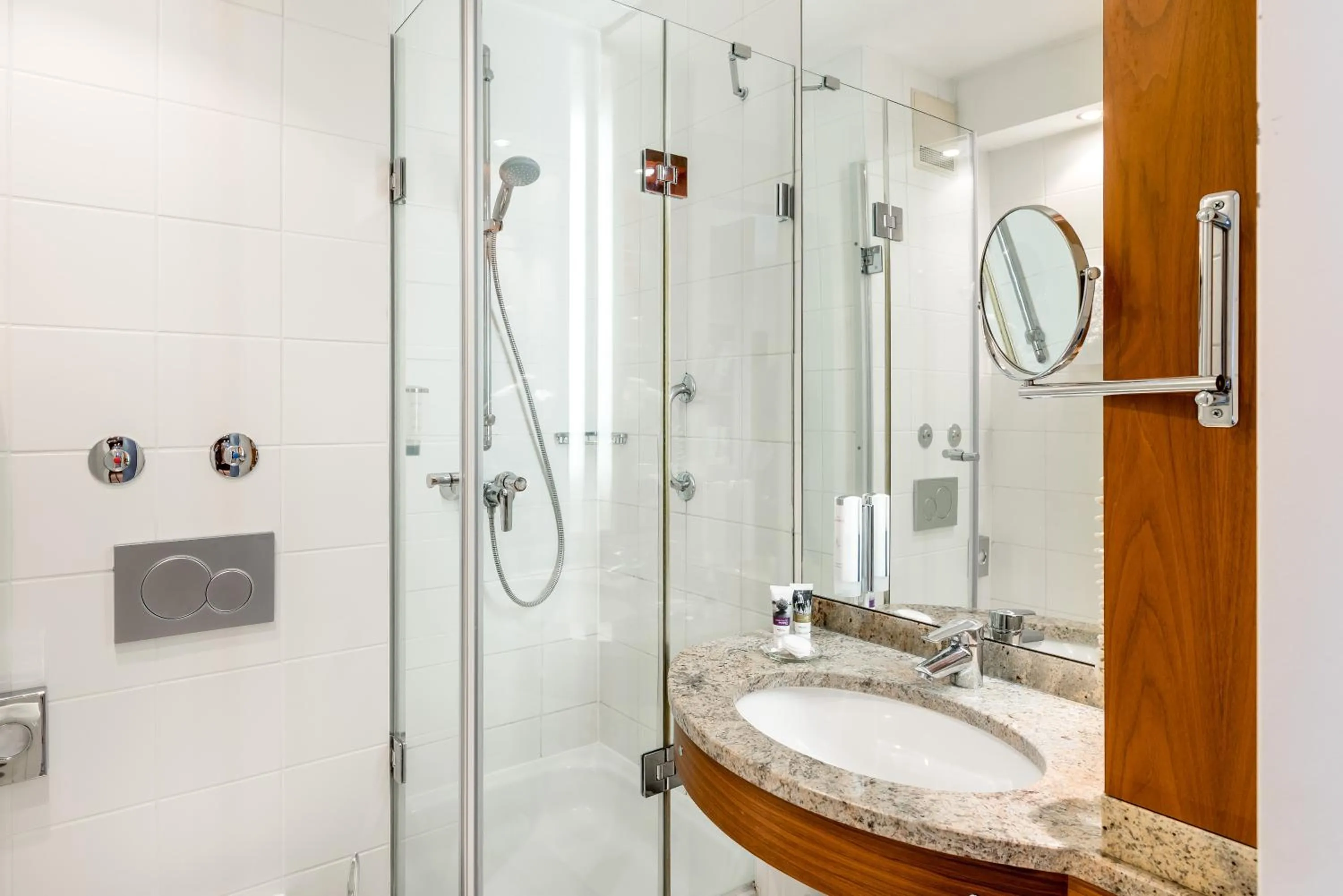 Shower in Mercure Hotel München Airport Freising