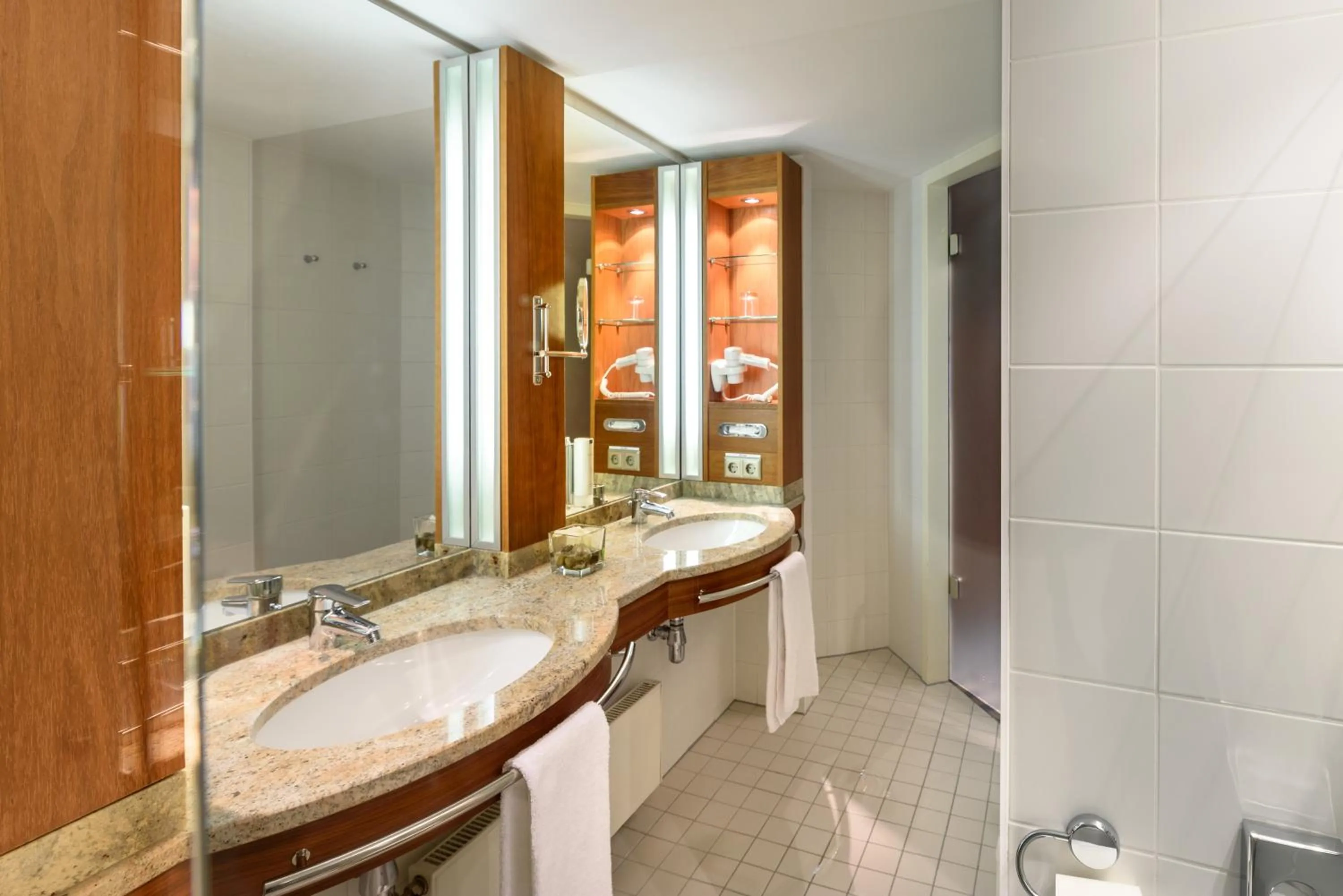 Bathroom in Mercure Hotel München Airport Freising