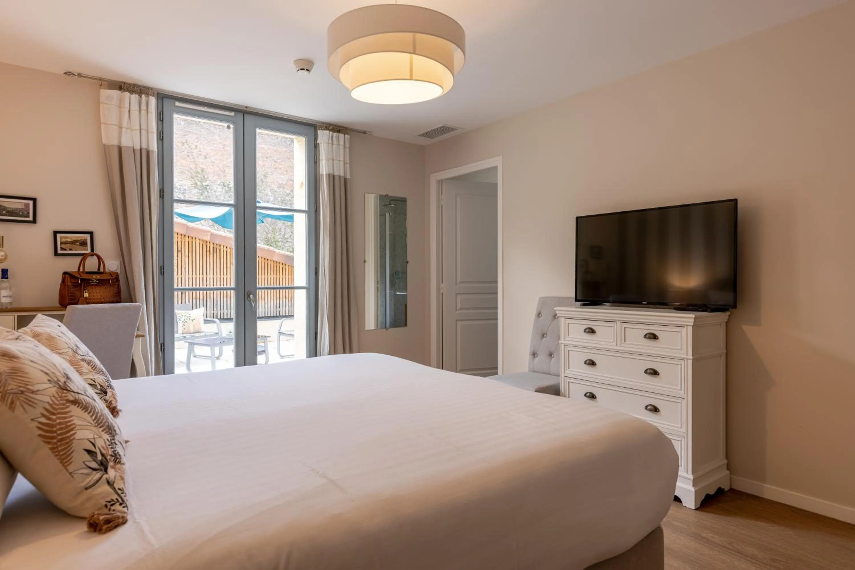 TV and multimedia, Bed in Hôtel-Restaurant des Augustins