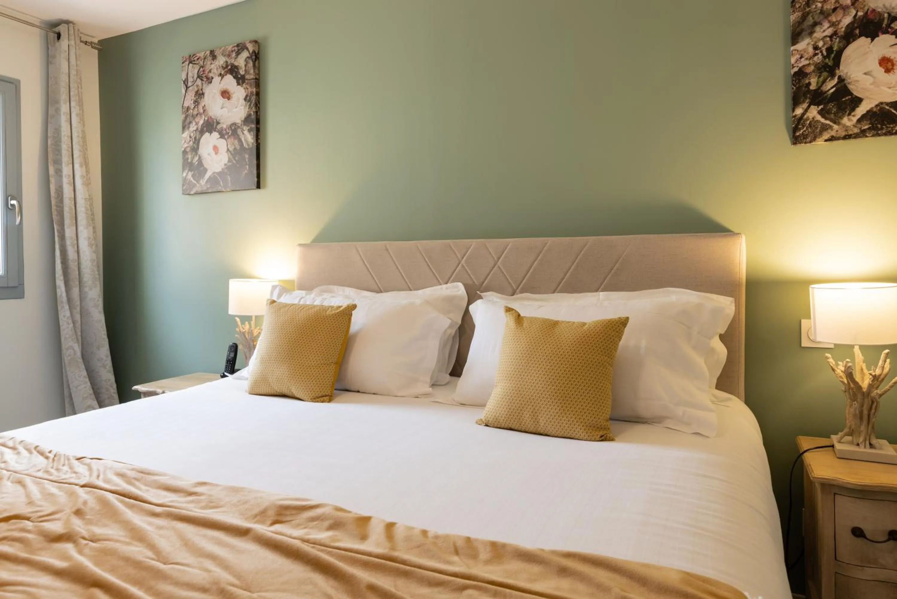 Bedroom, Bed in Hôtel-Restaurant des Augustins