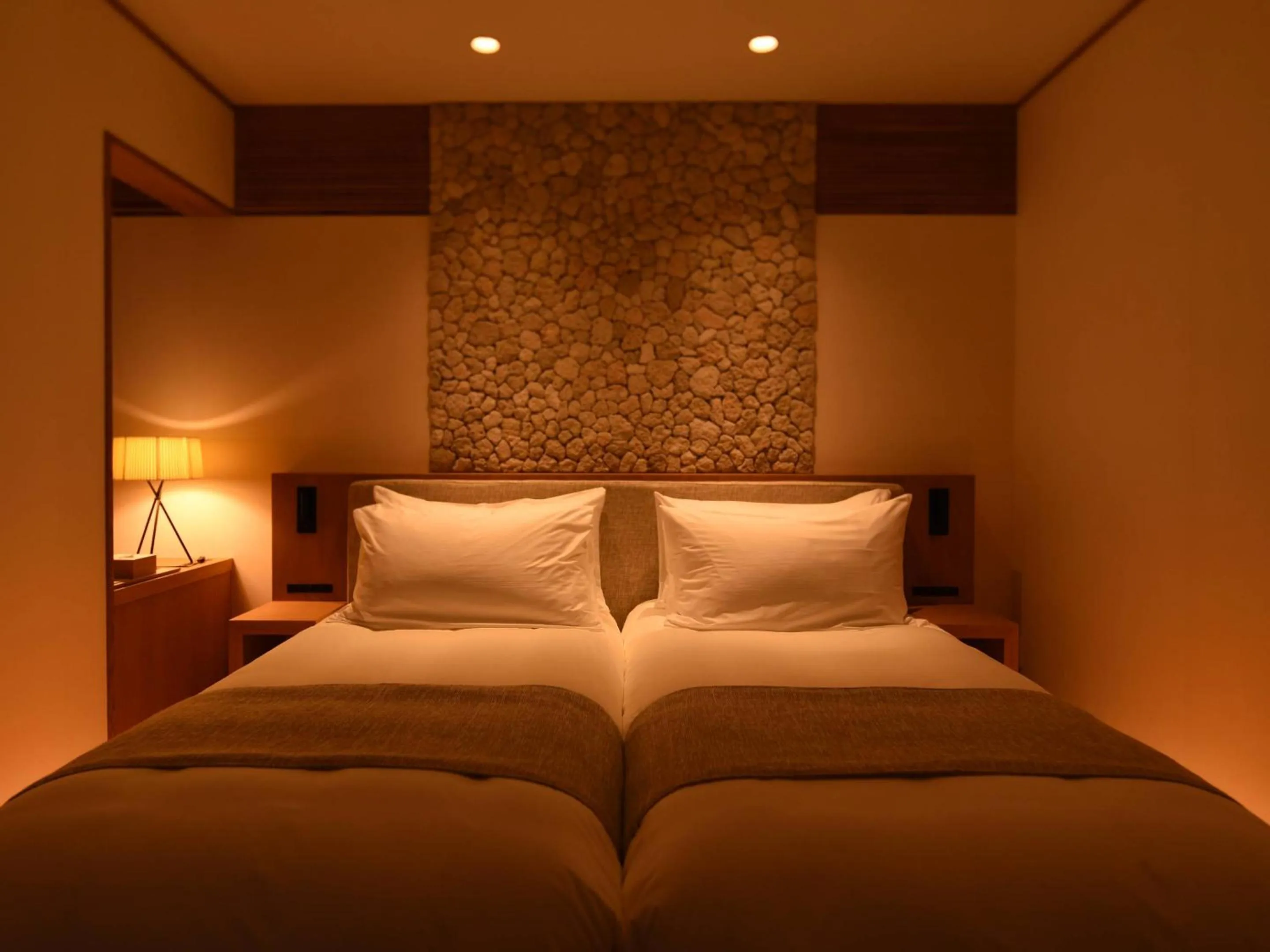 Photo of the whole room, Bed in Kohanyu