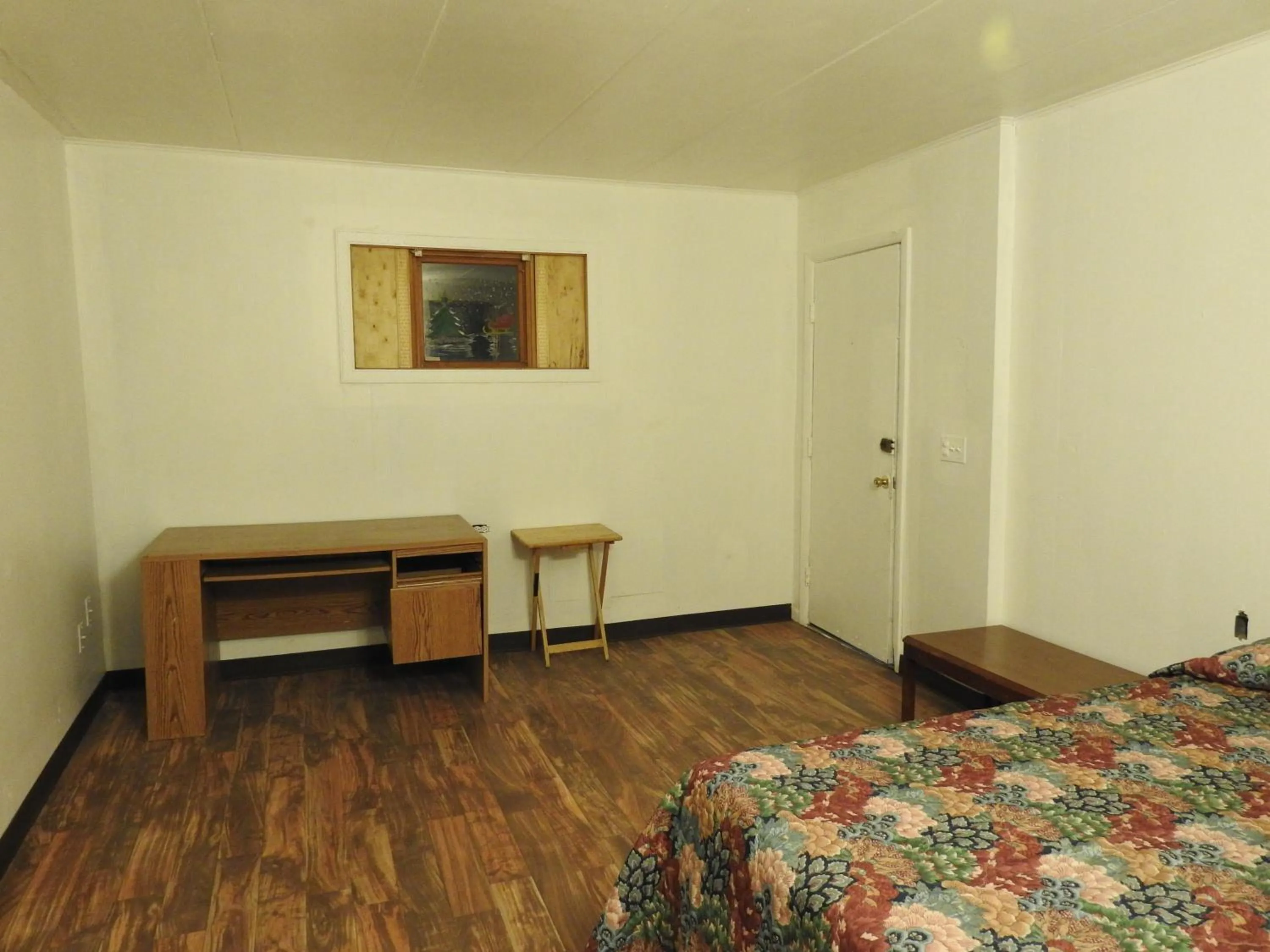 Bed in LAWRENCEBURG MOTEL