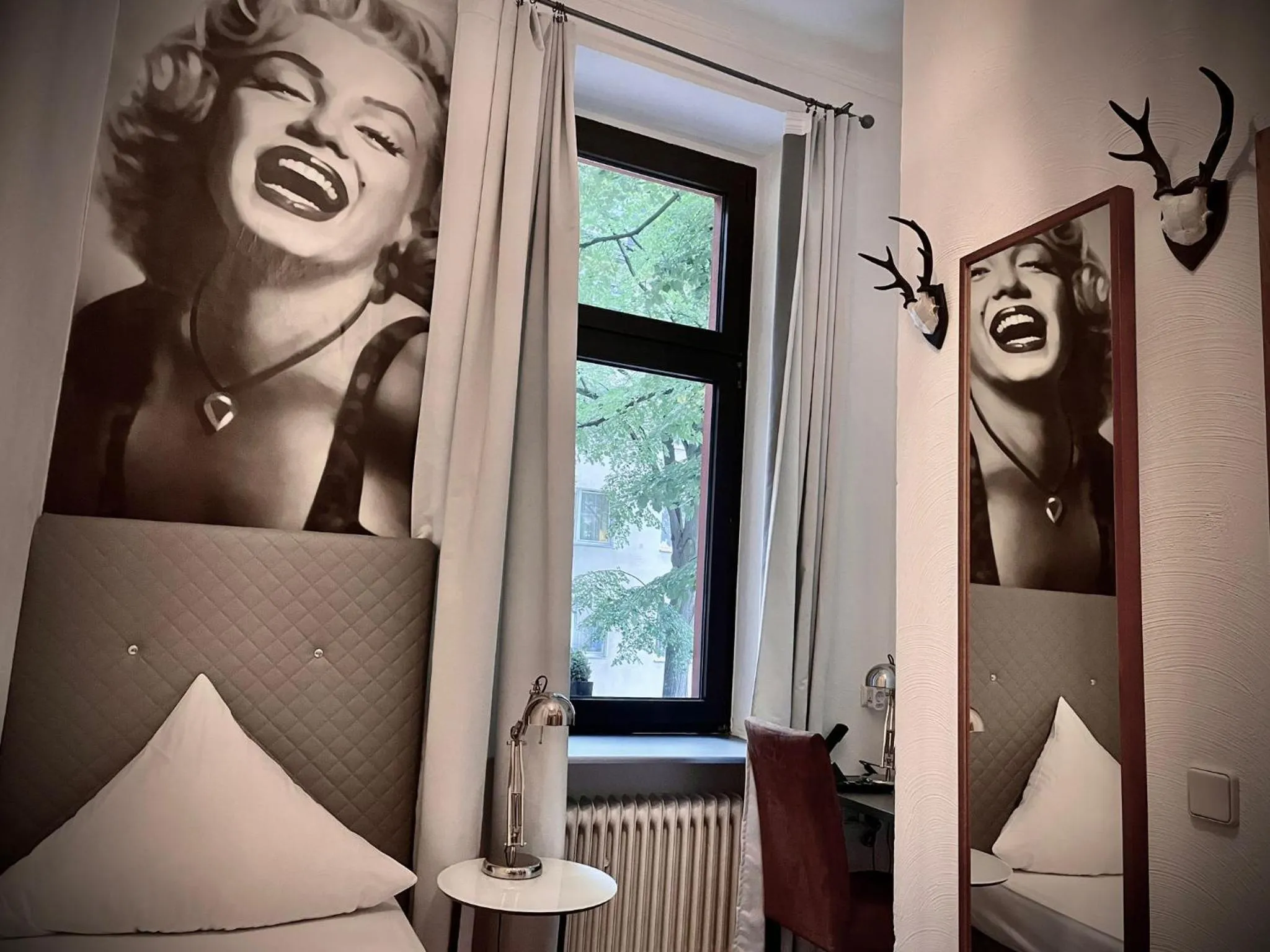 Bed in Hotel Am Volksgarten