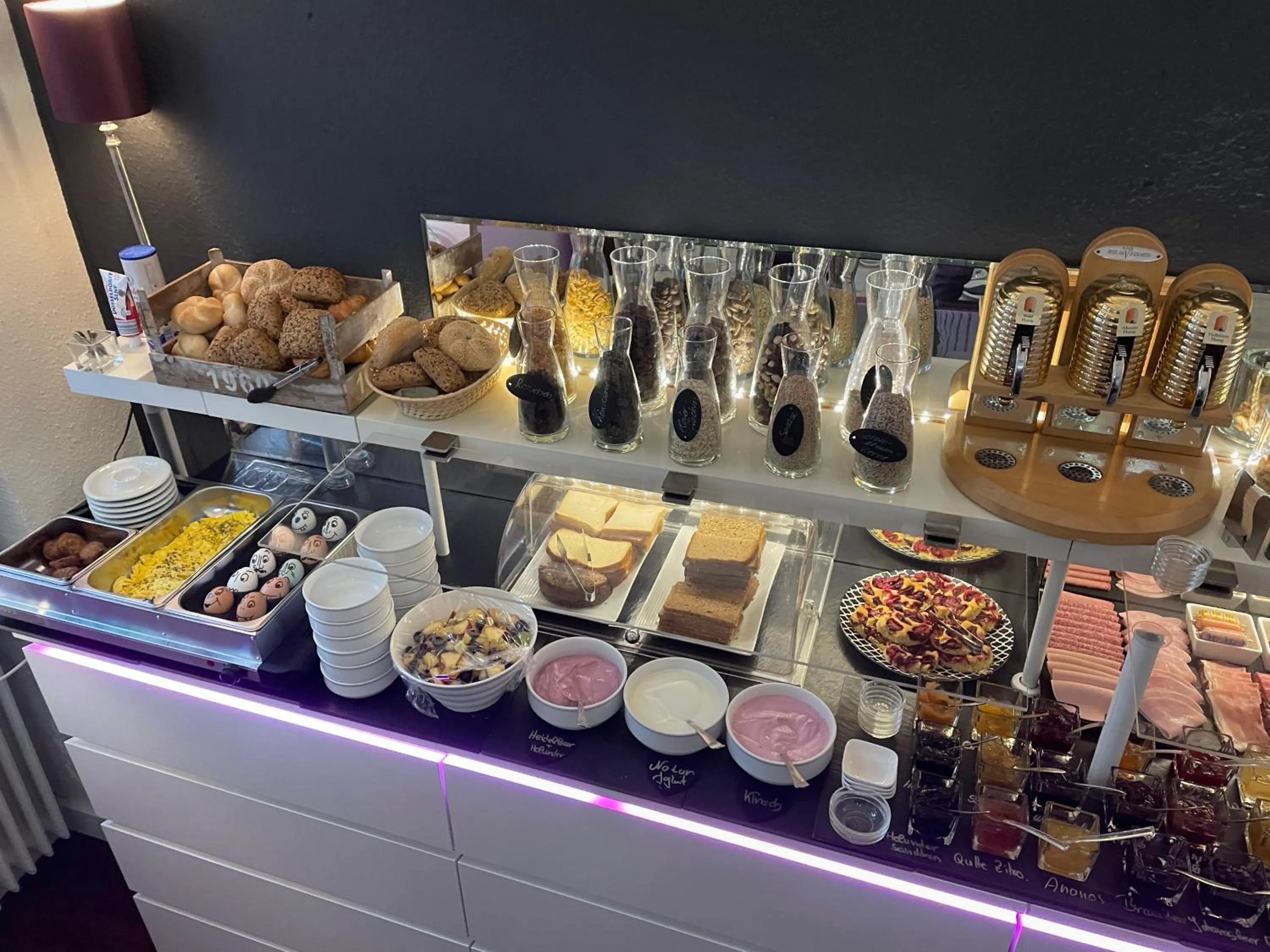 Buffet breakfast in Hotel Am Volksgarten