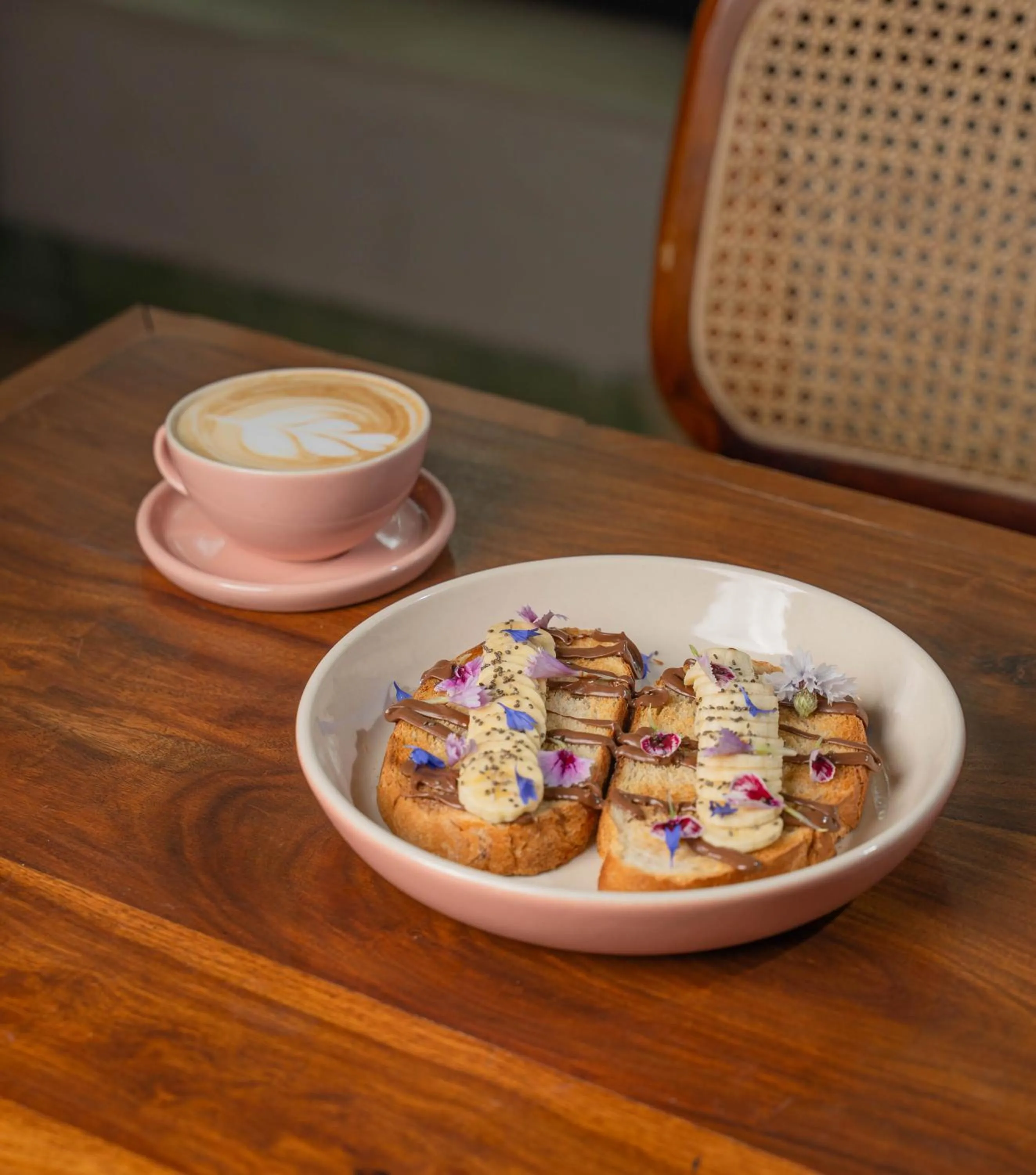 Restaurant/places to eat in Minimalist Poshtel & Suites