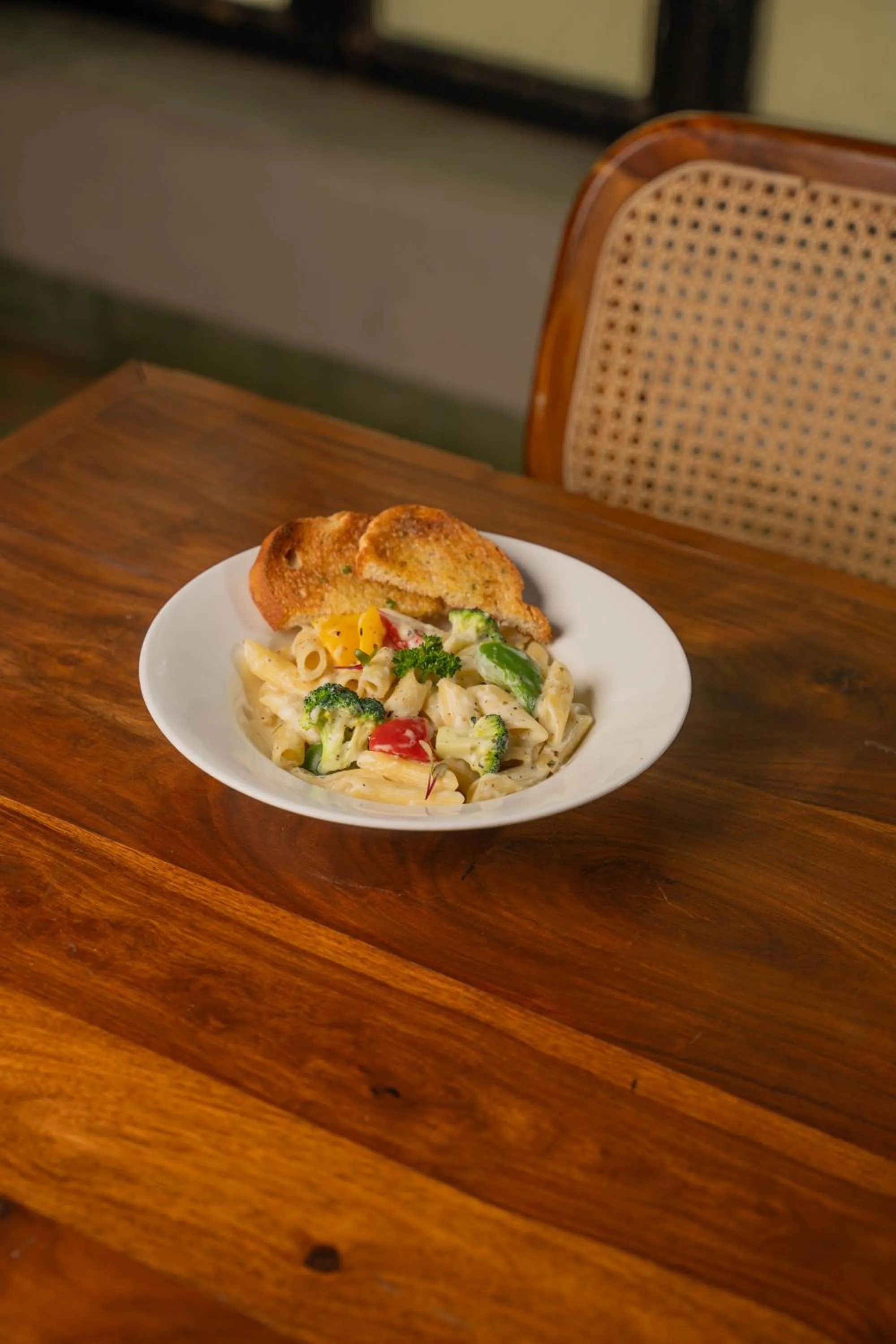 Restaurant/places to eat in Minimalist Poshtel & Suites