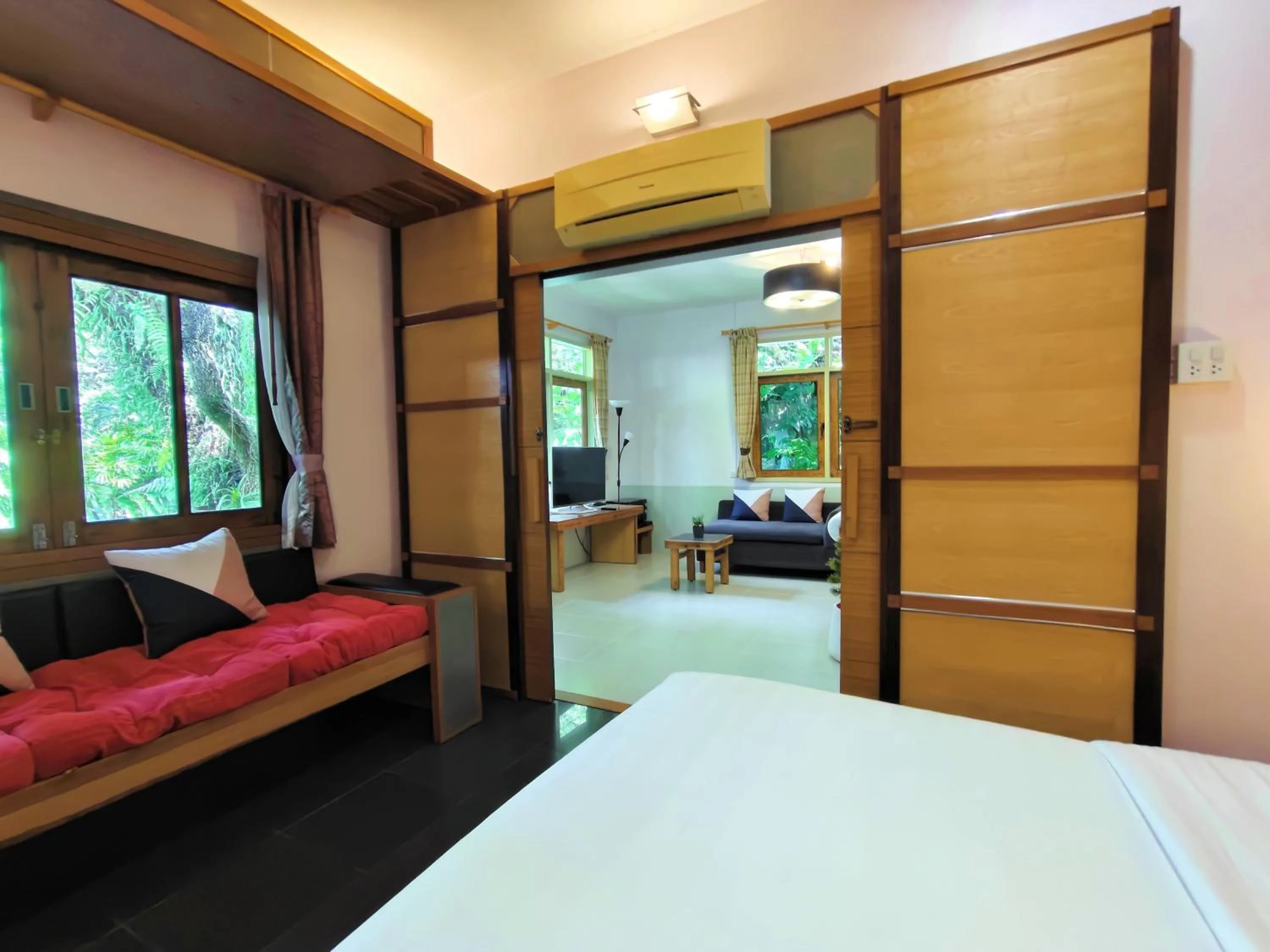 Living room, Bed in Cafe'@luv22