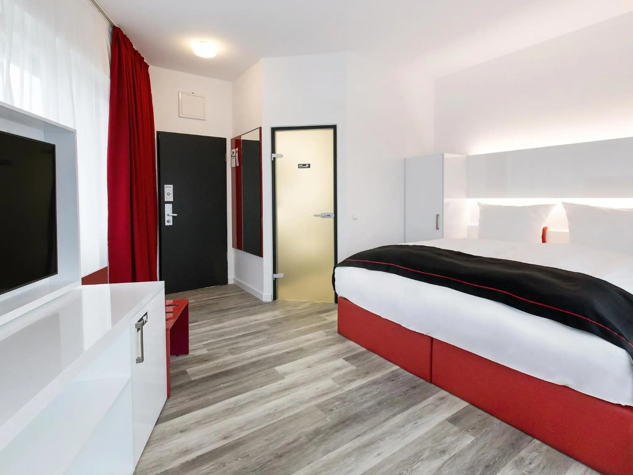 Photo of the whole room, Bed in DORMERO Hotel Hannover-Langenhagen Airport