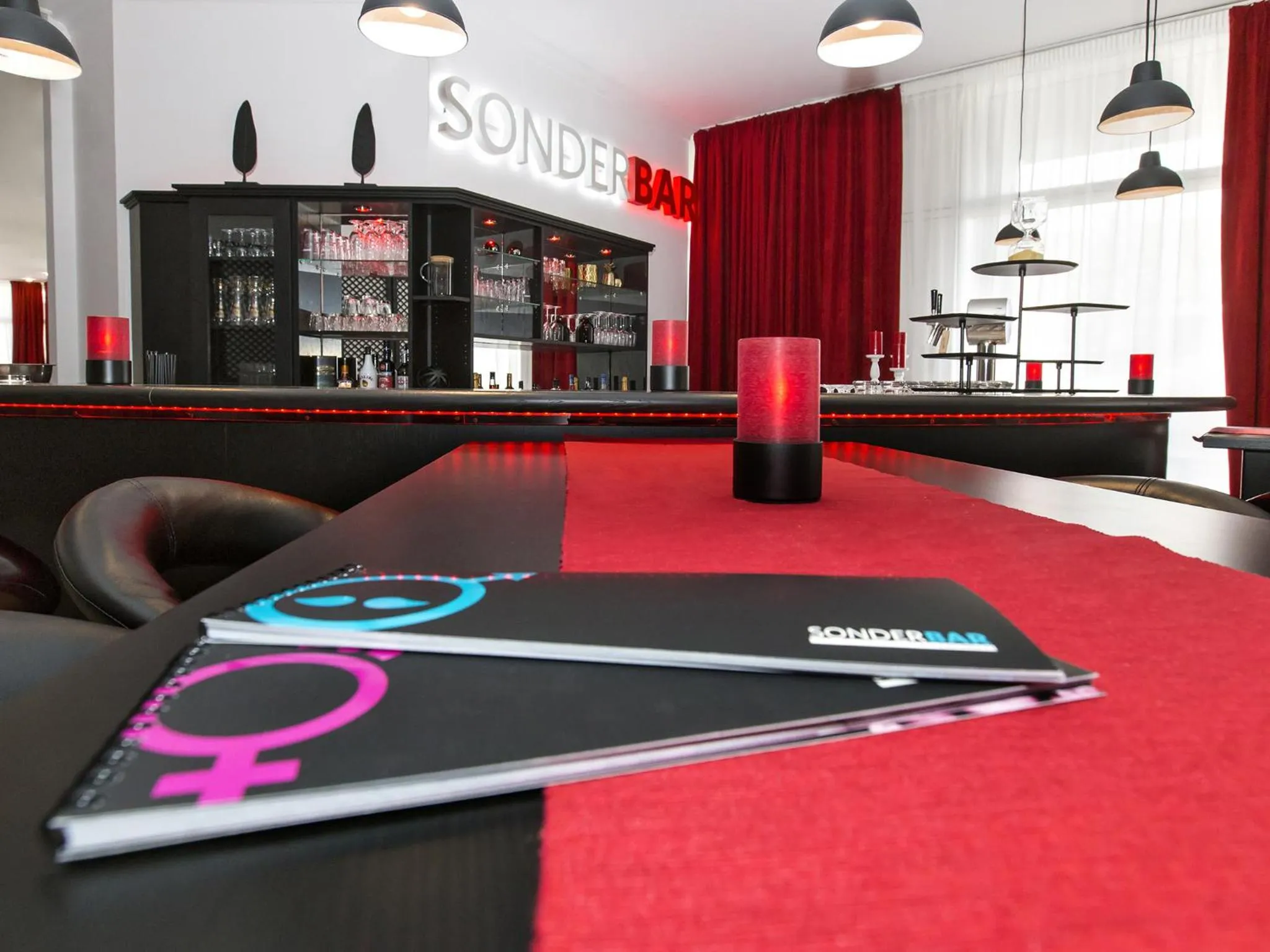 Lounge or bar in DORMERO Hotel Hannover-Langenhagen Airport