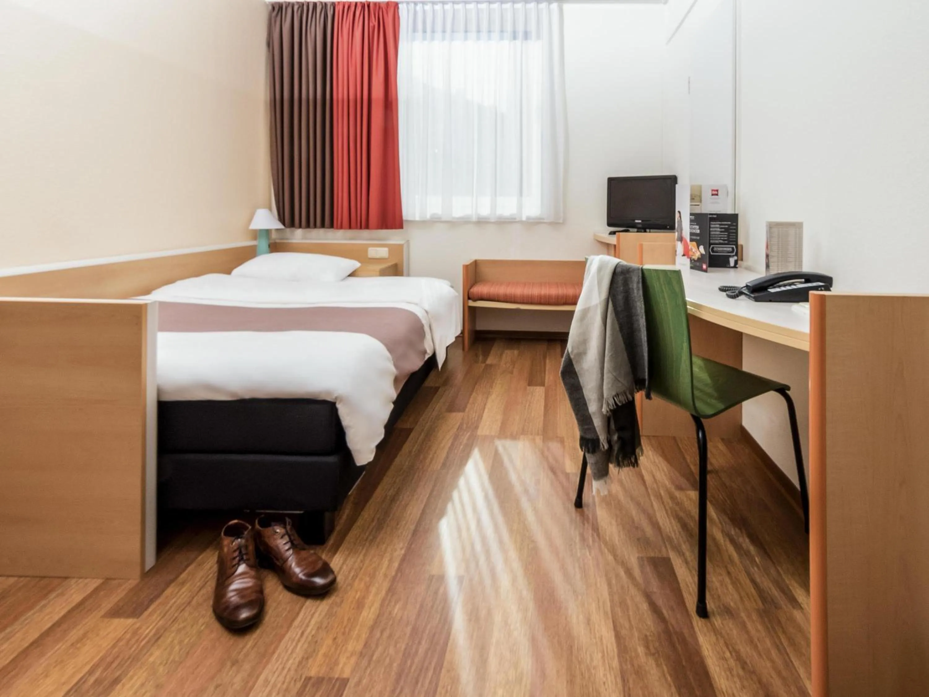 Bedroom, Bed in ibis Koblenz City