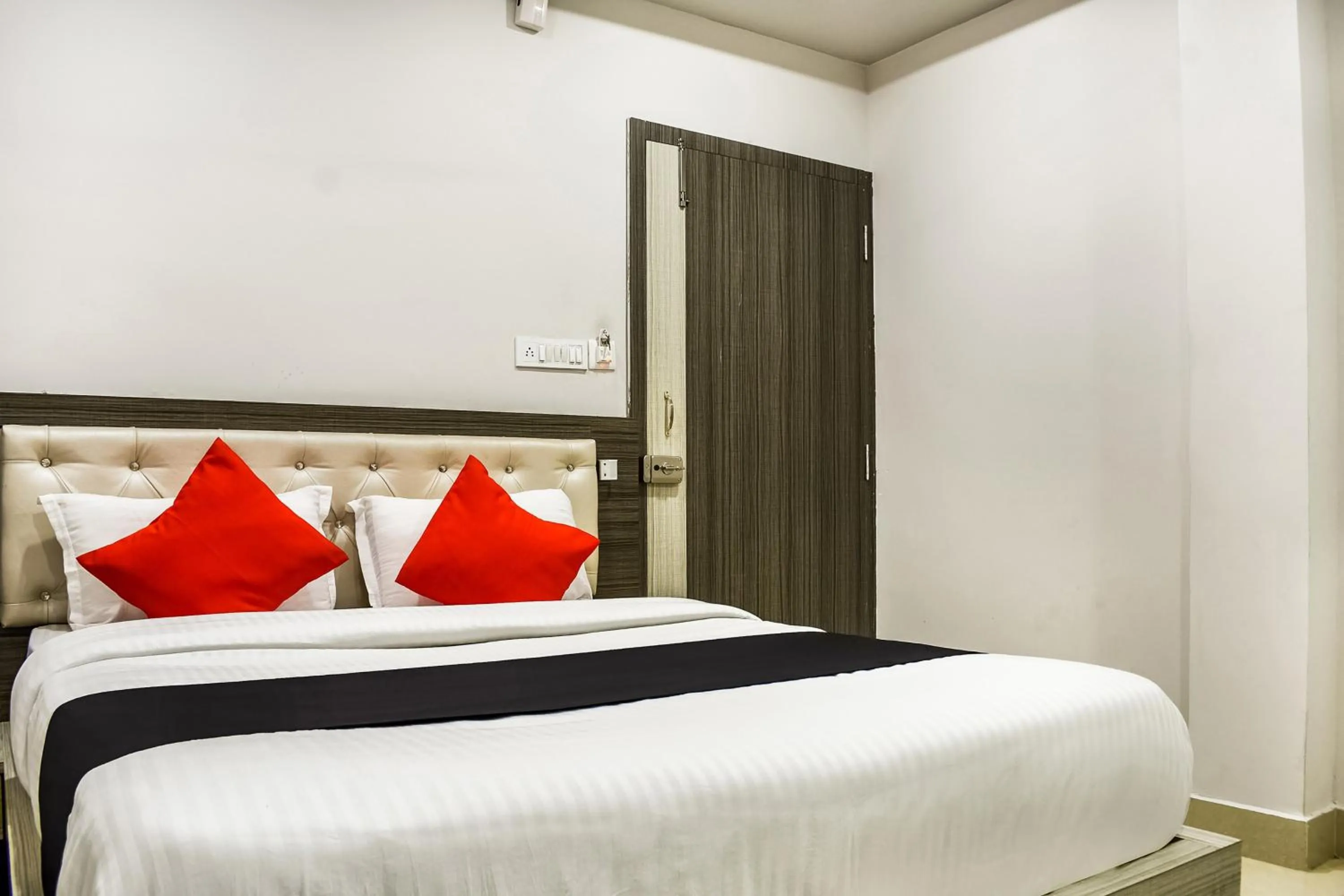 Bedroom, Bed in Capital O Jai Adisson