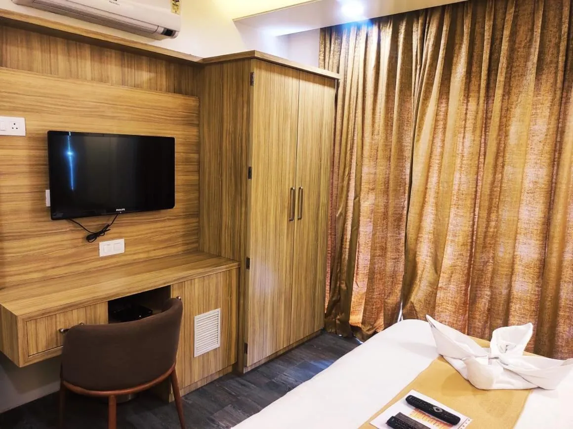 TV and multimedia, Bed in Hotel Manasi Royal