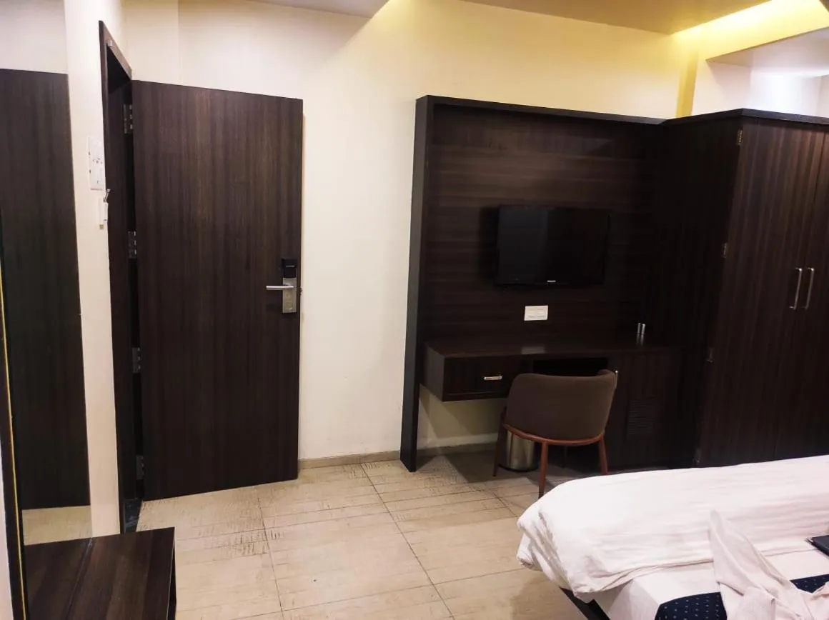 TV and multimedia, Bed in Hotel Manasi Royal