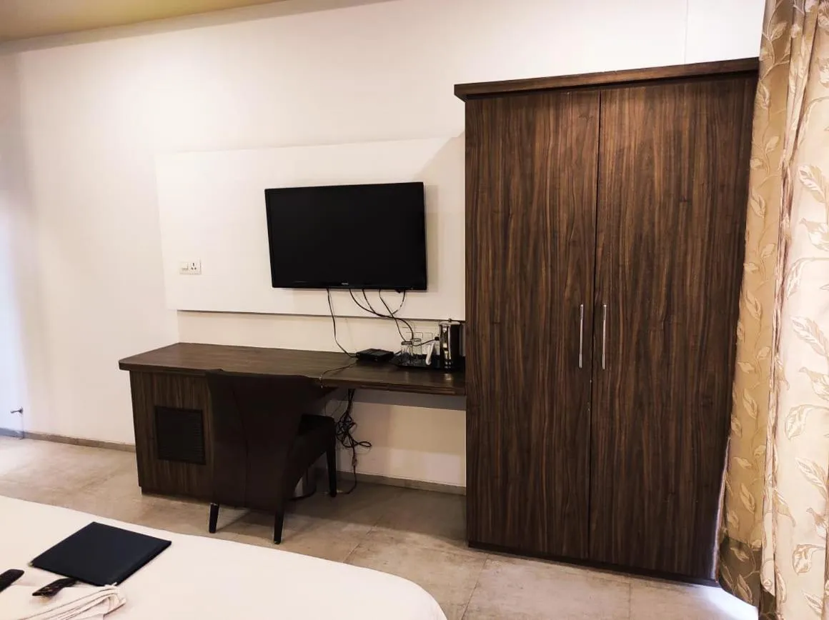 Communal lounge/ TV room in Hotel Manasi INN