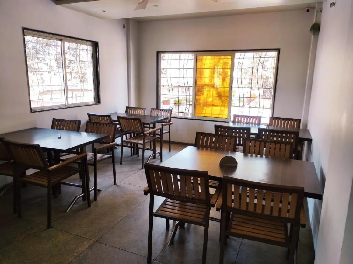 Restaurant/places to eat in Hotel Manasi INN