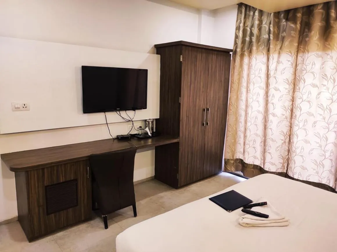 Communal lounge/ TV room, Bed in Hotel Manasi INN