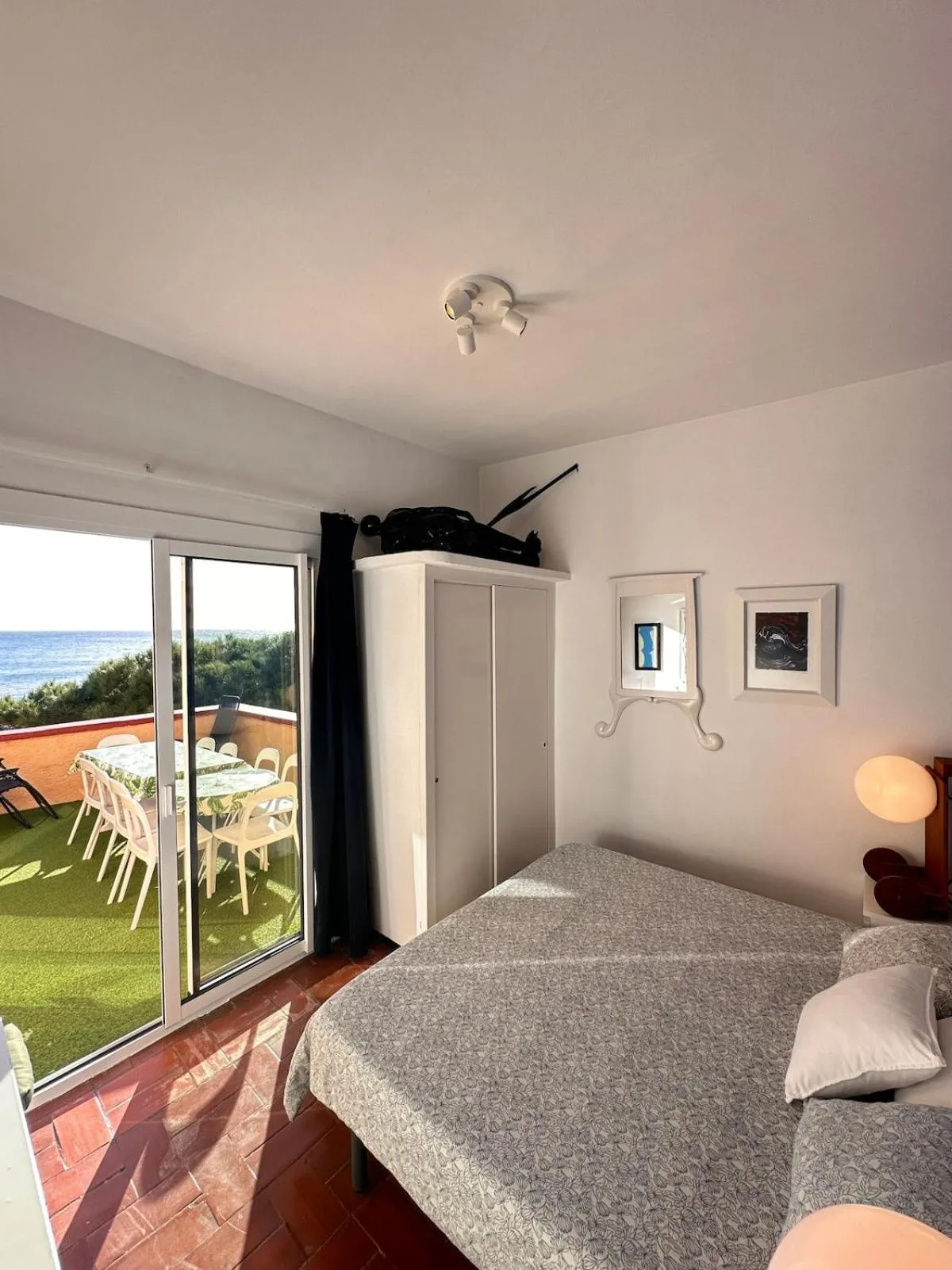 Bed in Apartamento con jardín a 11 metros de la playa. CG.