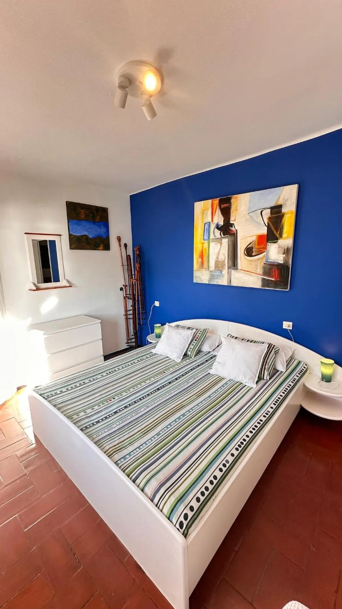 Bed in Apartamento con jardín a 11 metros de la playa. CG.