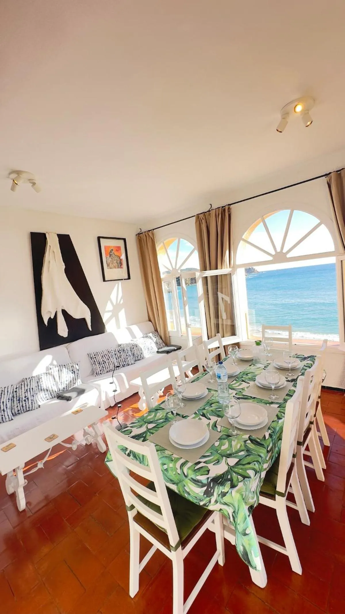 Apartamento con jardín a 11 metros de la playa. CG.