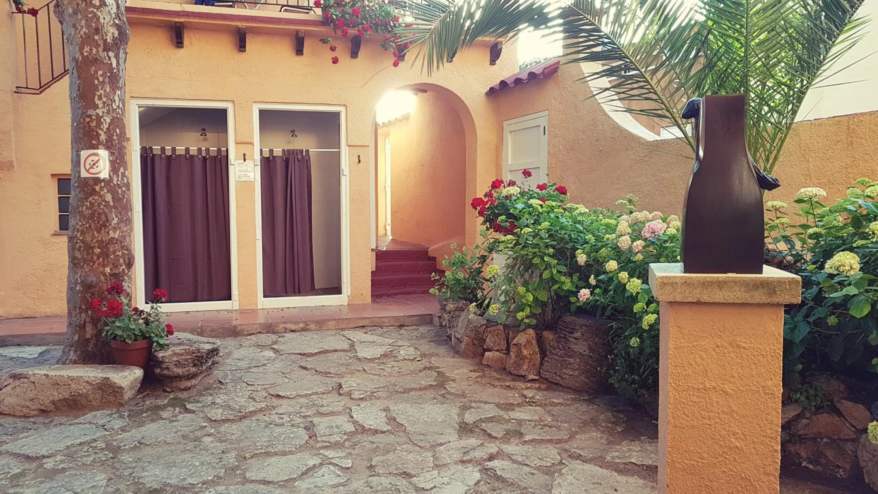 Patio in Apartamento con jardín a 11 metros de la playa. CG.