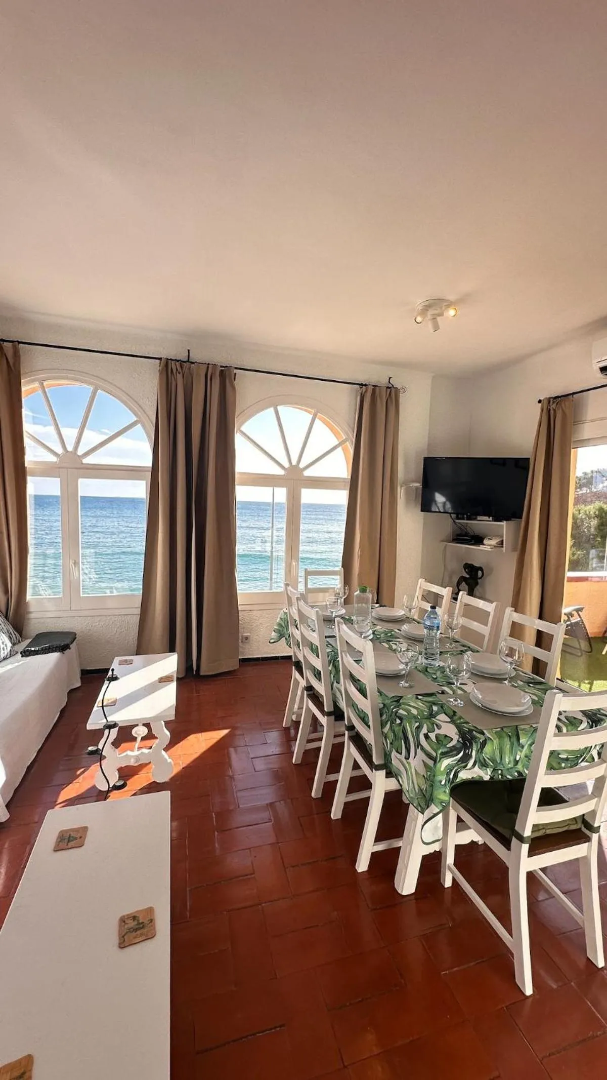 Living room in Apartamento con jardín a 11 metros de la playa. CG.