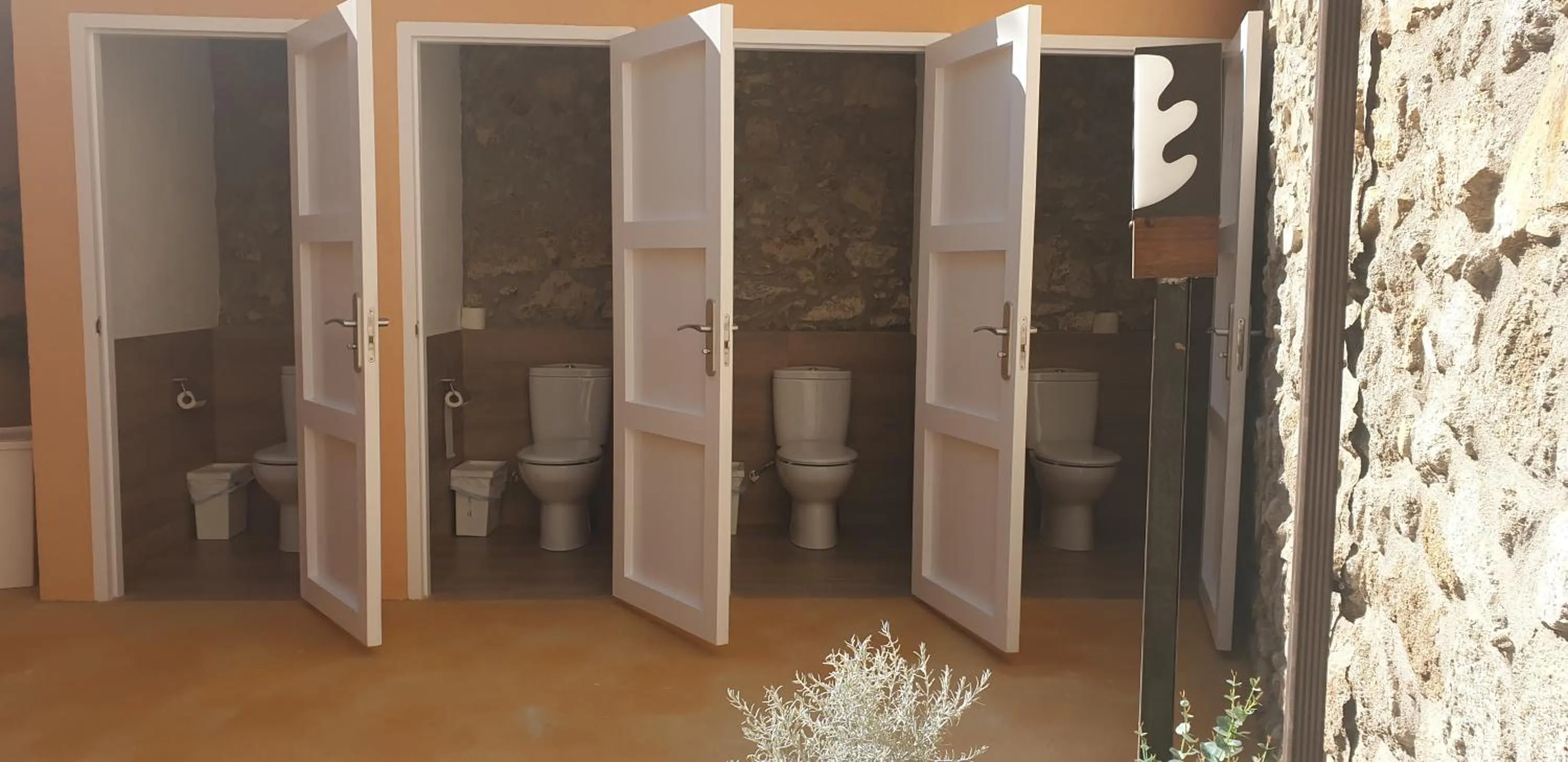 Toilet in Apartamento con jardín a 11 metros de la playa. CG.