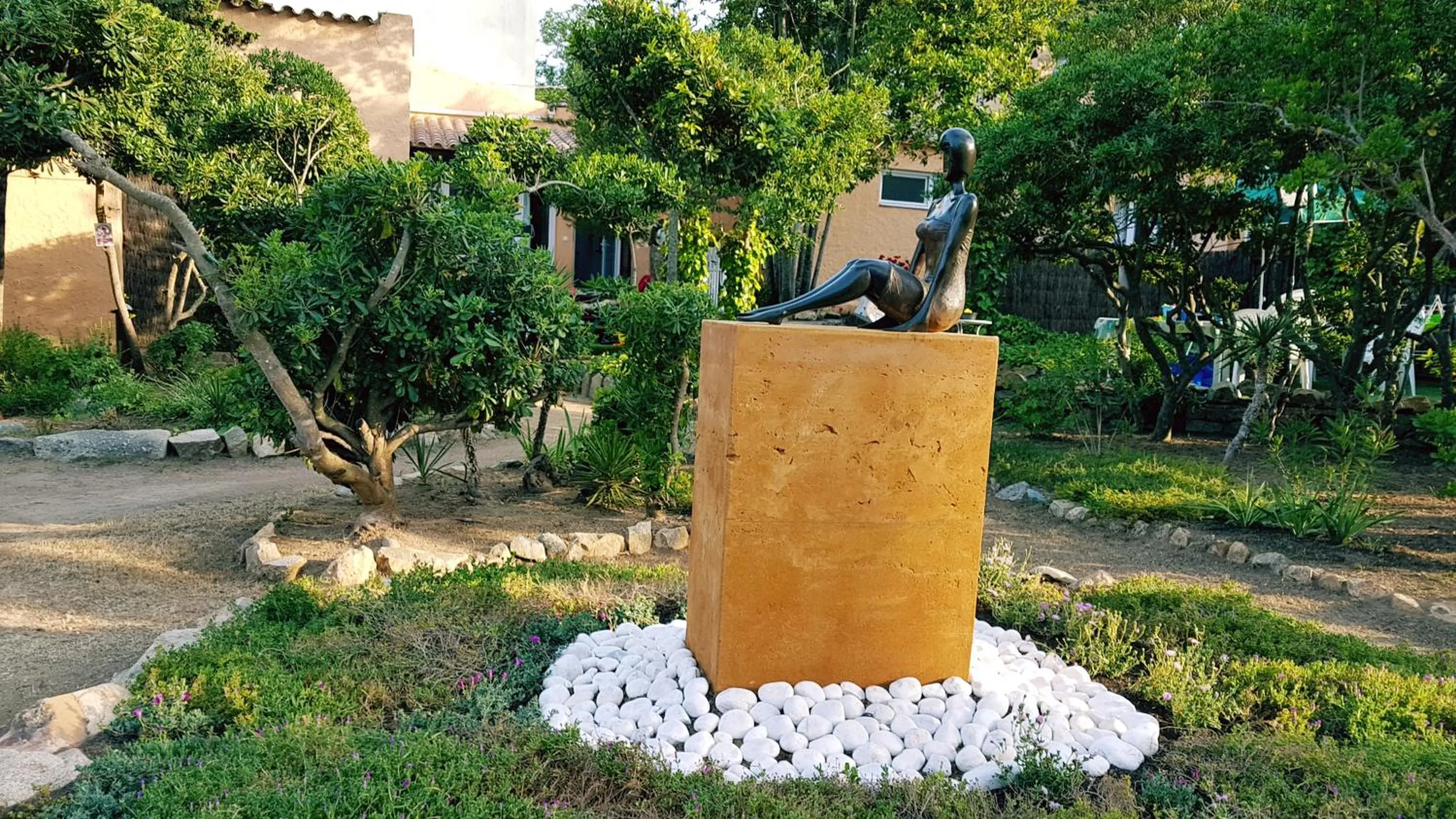 Garden in Apartamento con jardín a 11 metros de la playa. CG.