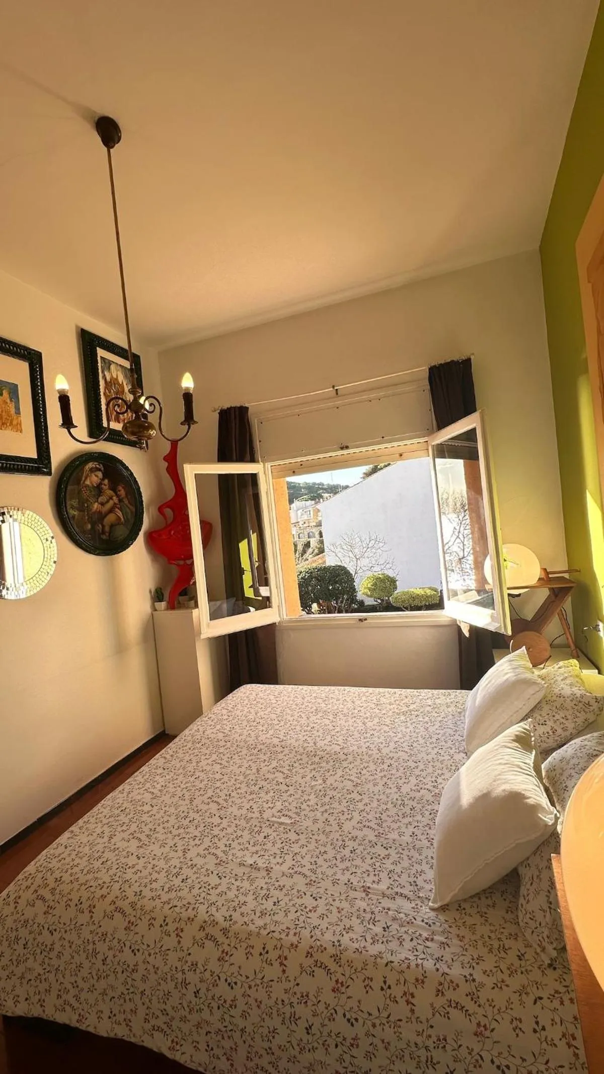 Bed in Apartamento con jardín a 11 metros de la playa. CG.