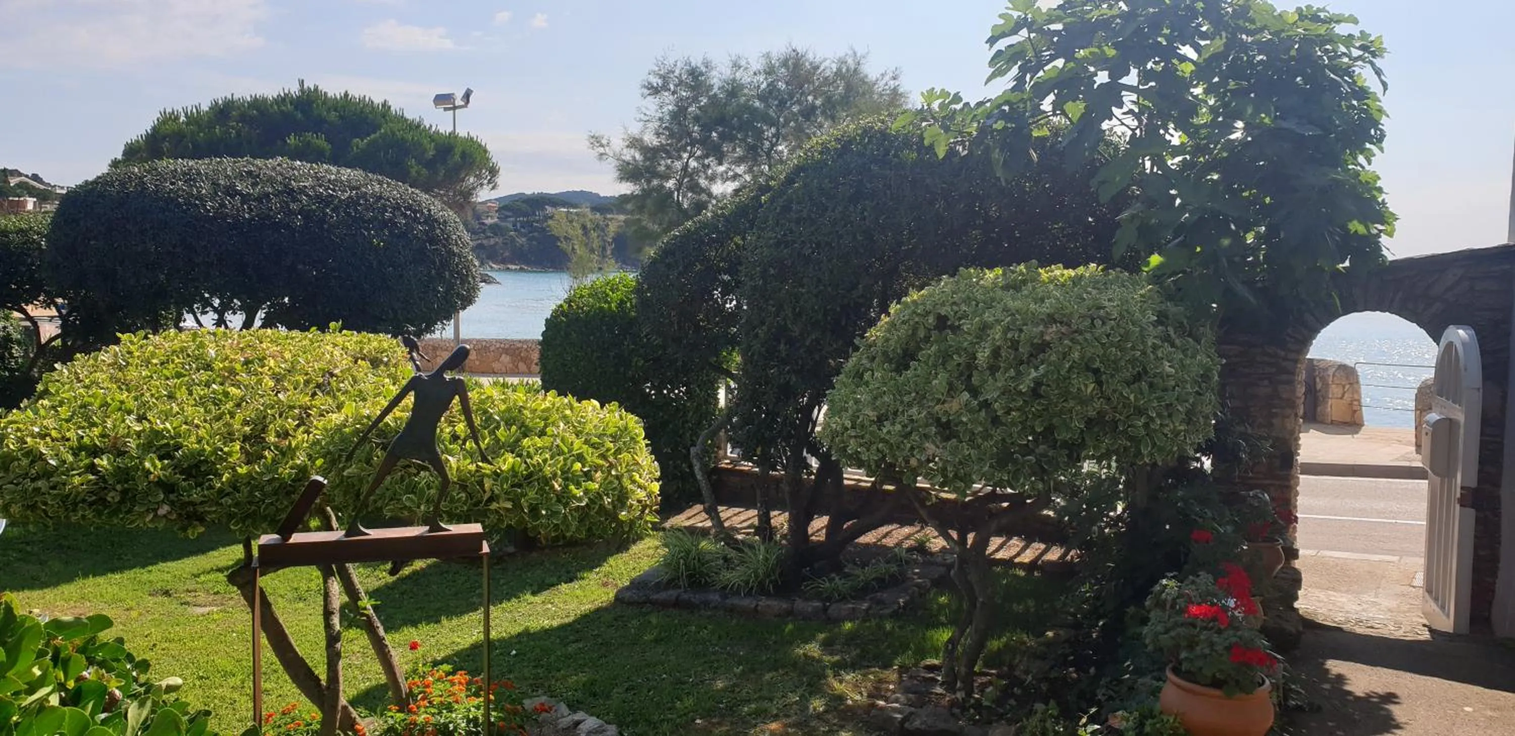 Facade/entrance in Apartamento con jardín a 11 metros de la playa. CG.