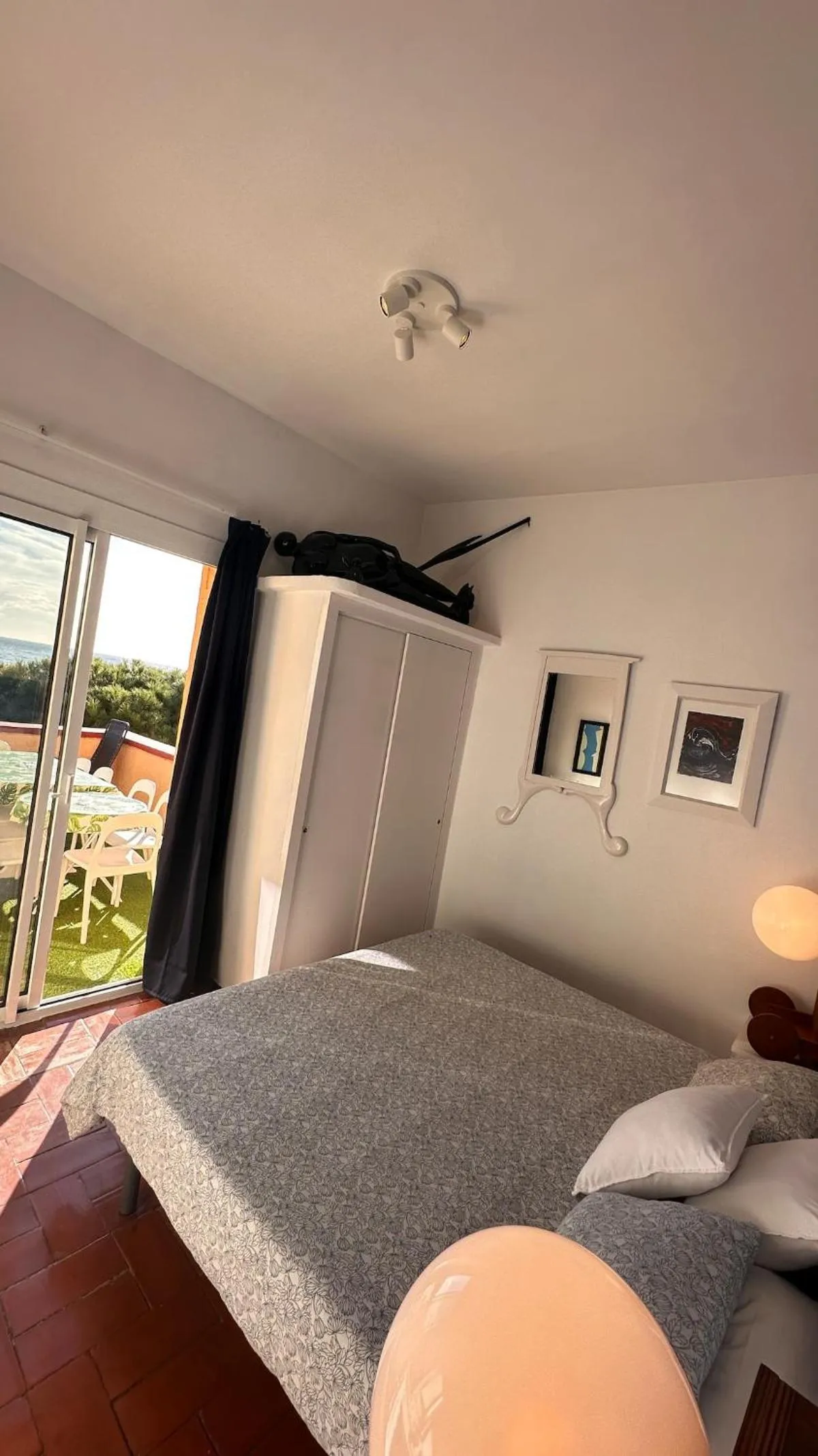 Bed in Apartamento con jardín a 11 metros de la playa. CG.