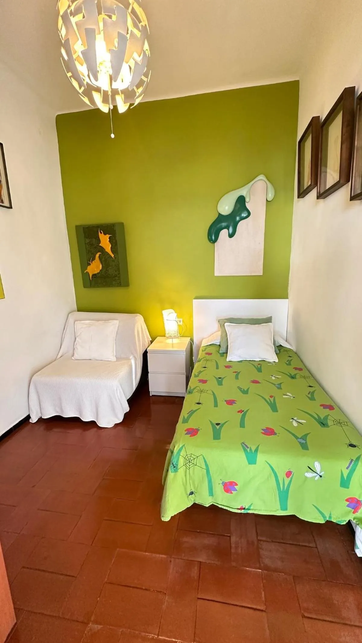 Bed in Apartamento con jardín a 11 metros de la playa. CG.