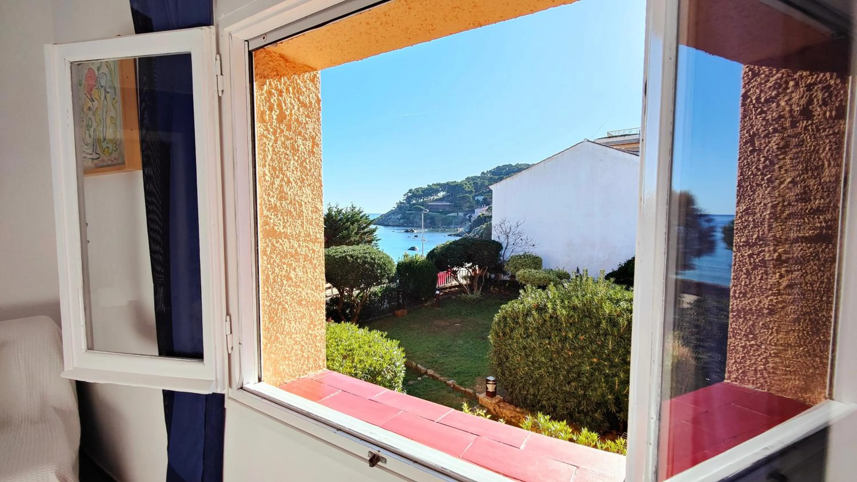 Bedroom in Apartamento con jardín a 11 metros de la playa. CG.