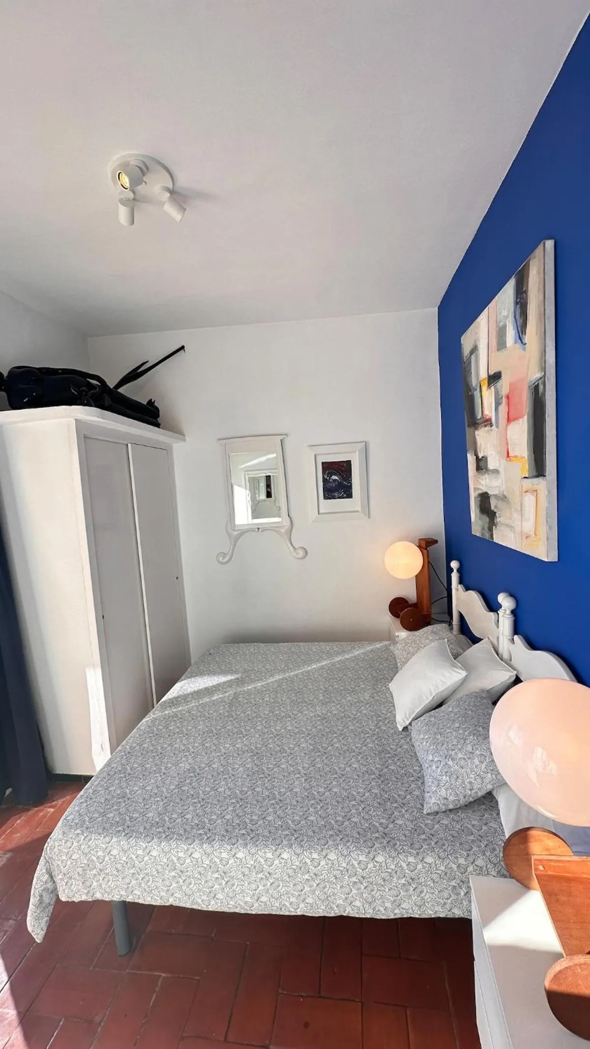 Bed in Apartamento con jardín a 11 metros de la playa. CG.