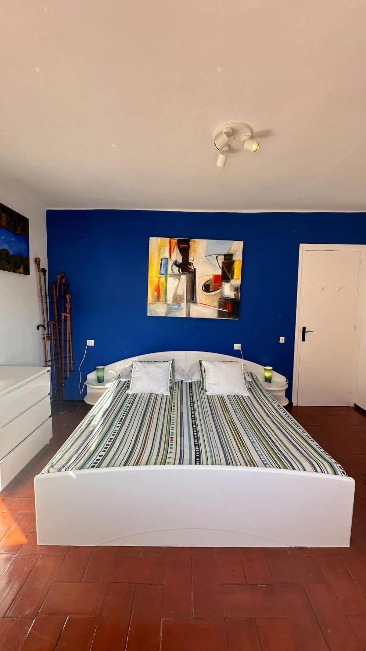 Bed in Apartamento con jardín a 11 metros de la playa. CG.