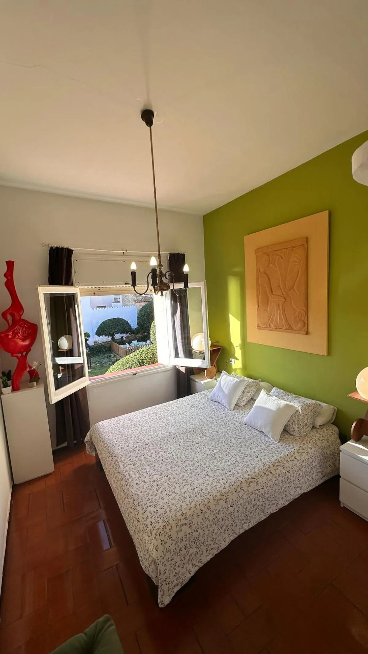 Bed in Apartamento con jardín a 11 metros de la playa. CG.