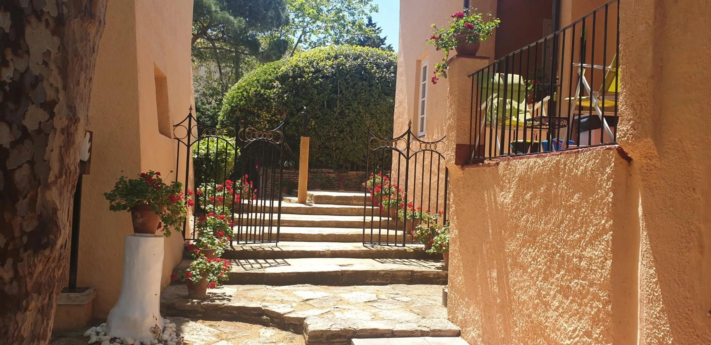 Garden in Apartamento con jardín a 11 metros de la playa. CG.