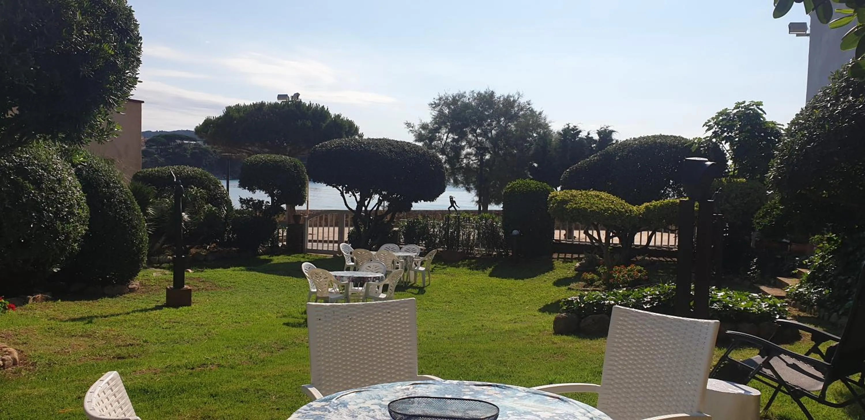 Garden in Apartamento con jardín a 11 metros de la playa. CG.