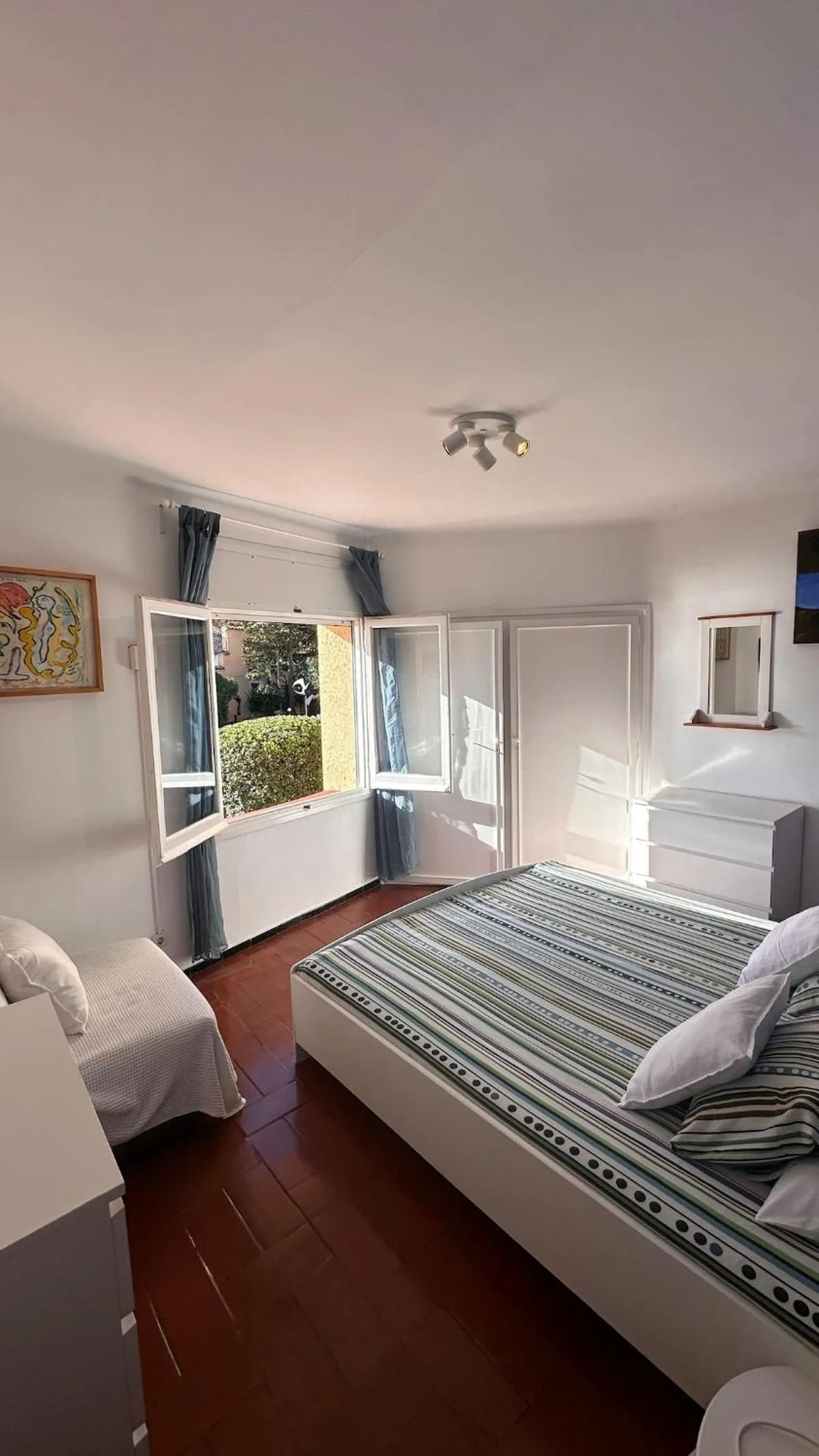 Bed in Apartamento con jardín a 11 metros de la playa. CG.