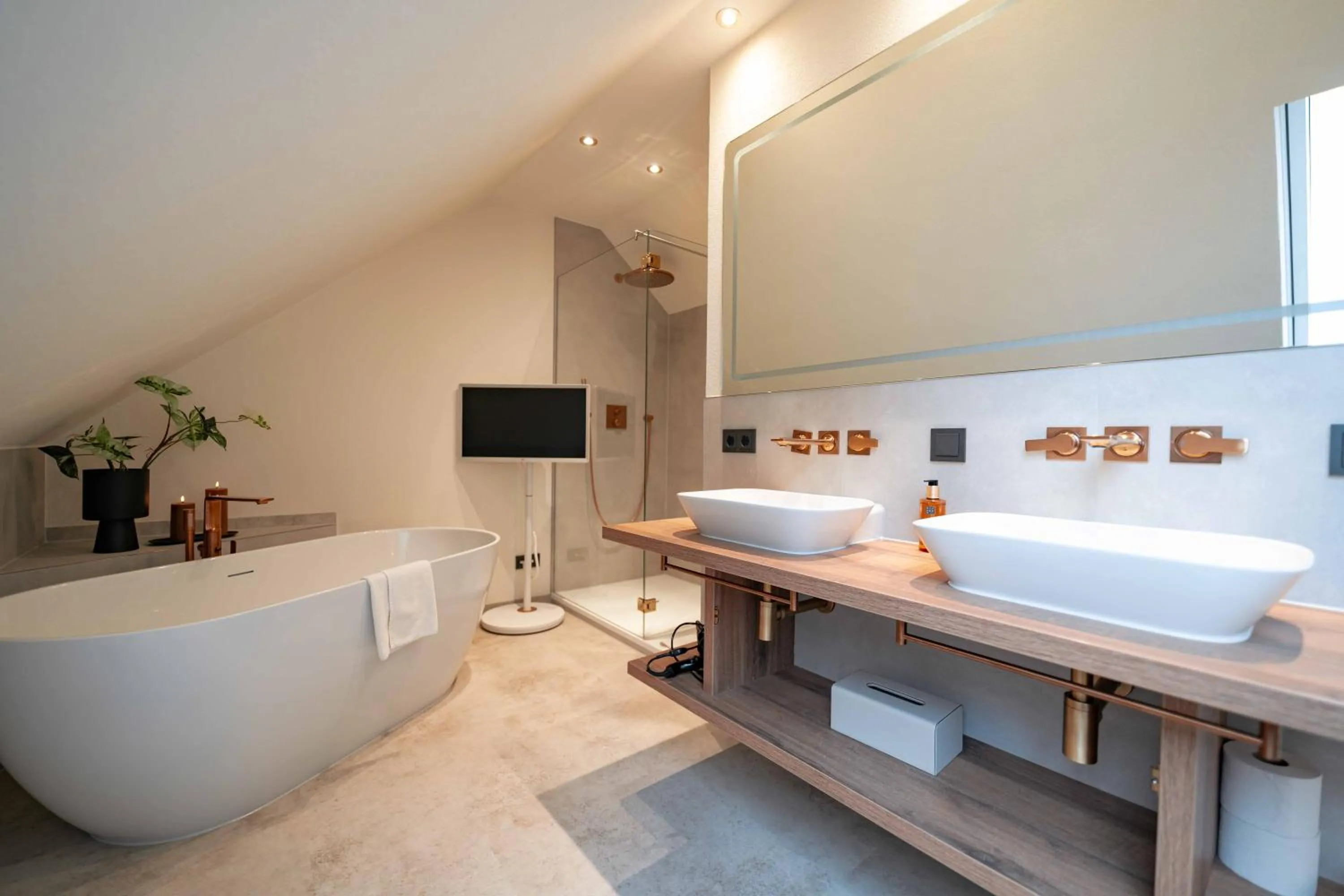 Bathroom, Bed in Boutique-Hotel Bayerischer Hof