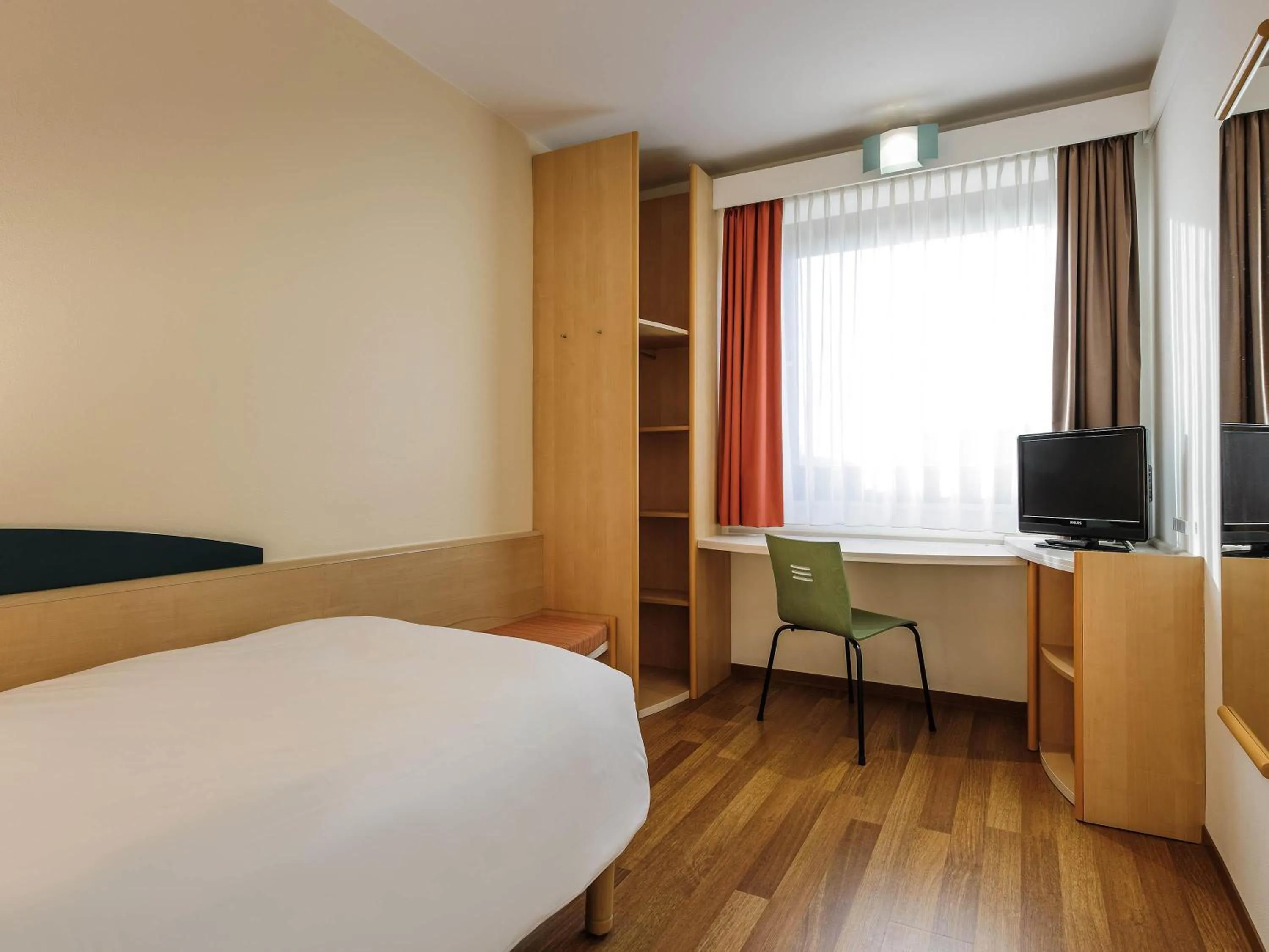 Bedroom, Bed in ibis Berlin Messe