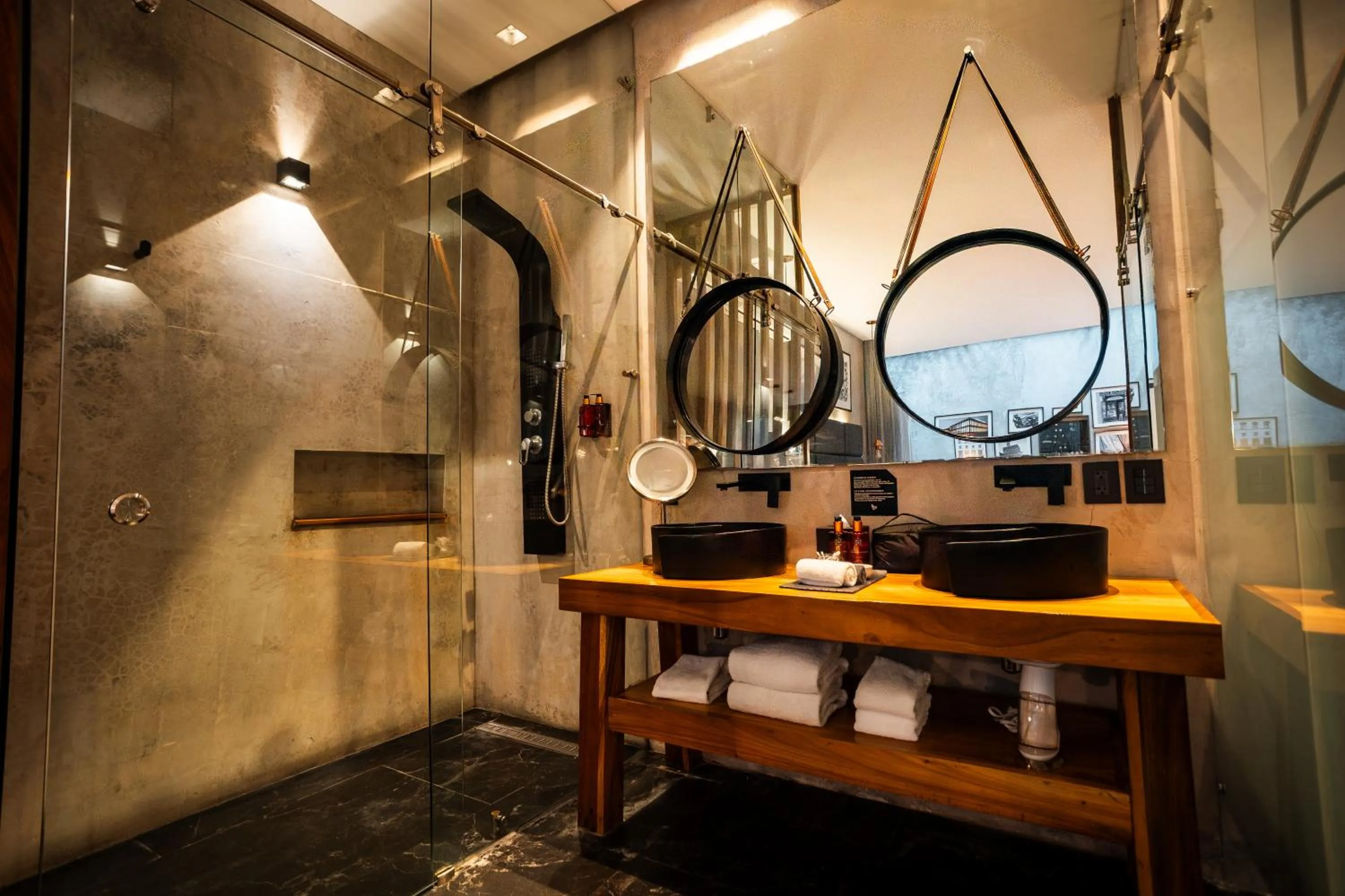 Shower in Diez Diez Collection